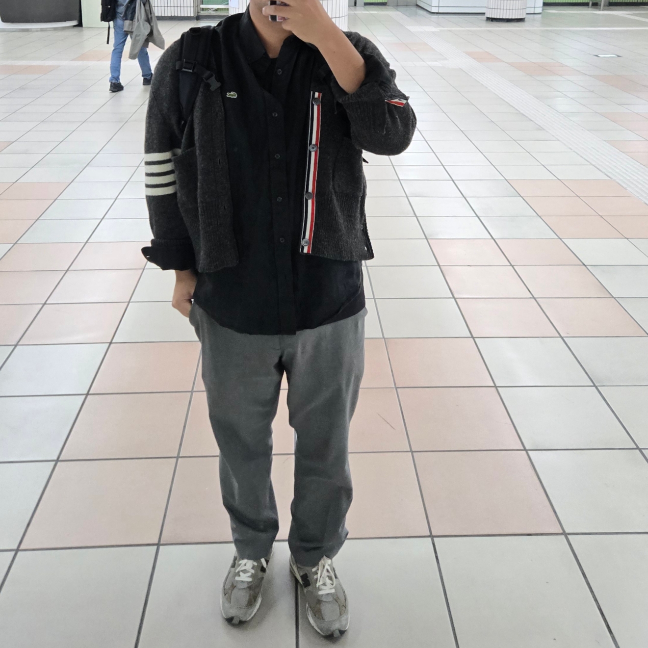 New Balance x JJJJound 991 Made in UK Grey, Thom Browne Donegal Cable 4-Bar V-Neck Cardigan Navy 착용 스타일
