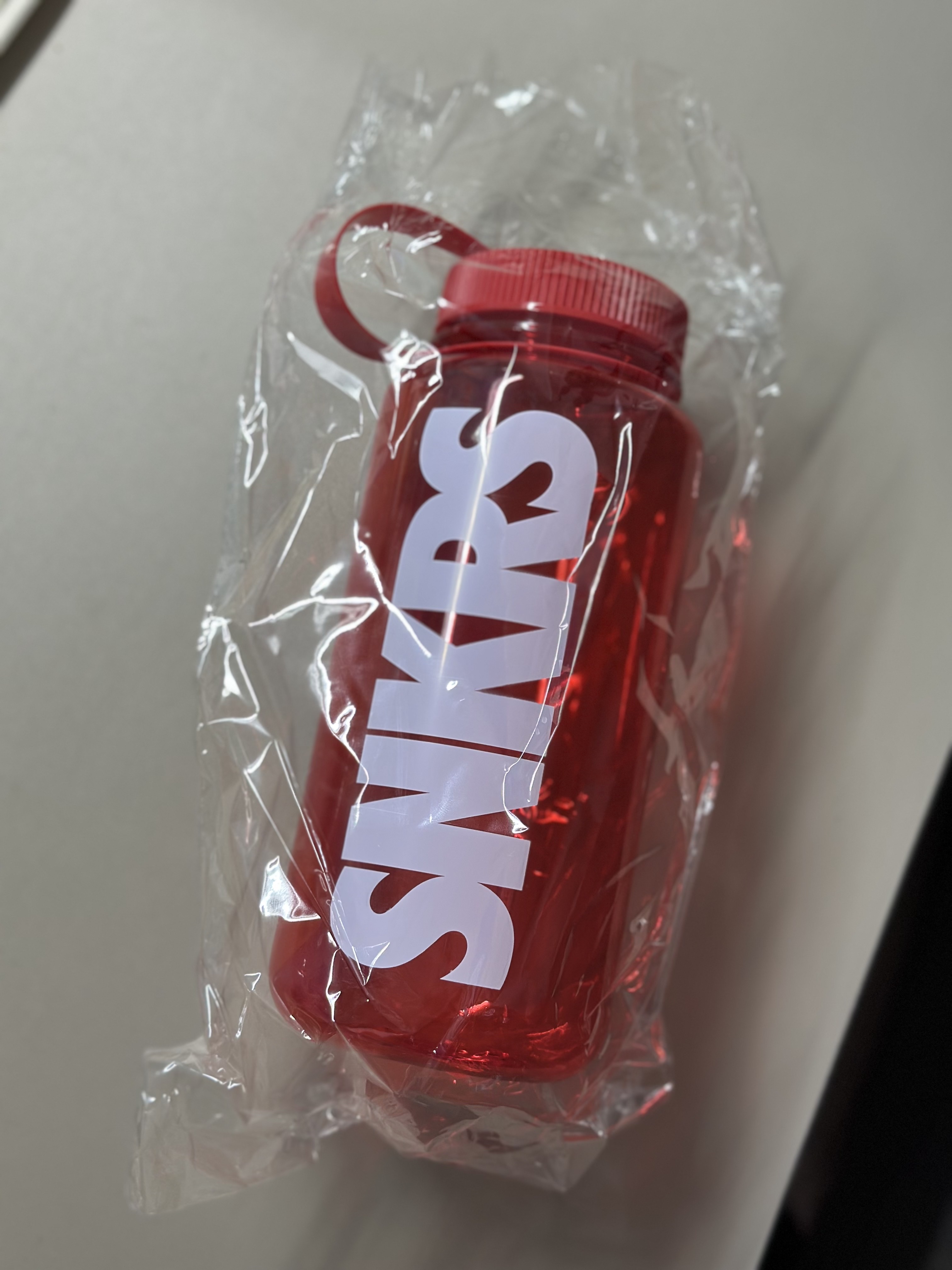 Nike SNKRS Water Bottle 0.9L Red 착용 스타일 - 3