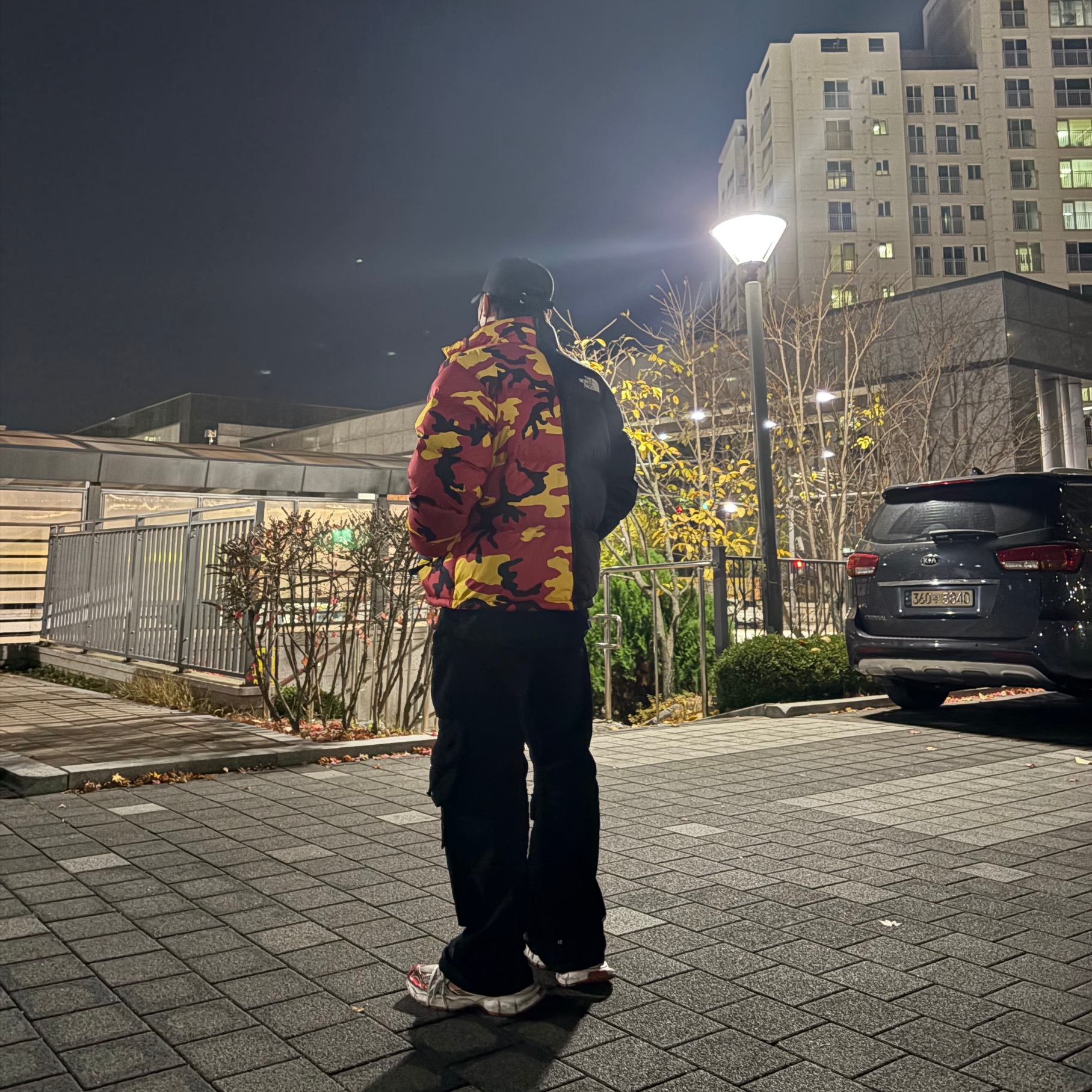 Supreme x The North Face Split Nuptse Jacket Black - 24SS, Supreme x The North Face Split Nuptse Jacket Camo - 24SS 착용 스타일 - 1