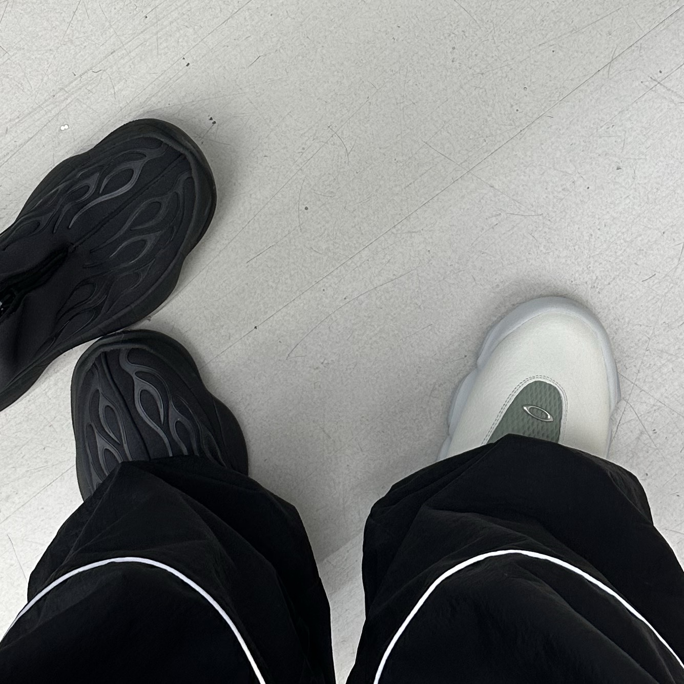Asics x Taka x One Ok Rock One Black, Oakley Factory Team x Brain Dead Suede Flesh Lily Pad White 착용 스타일