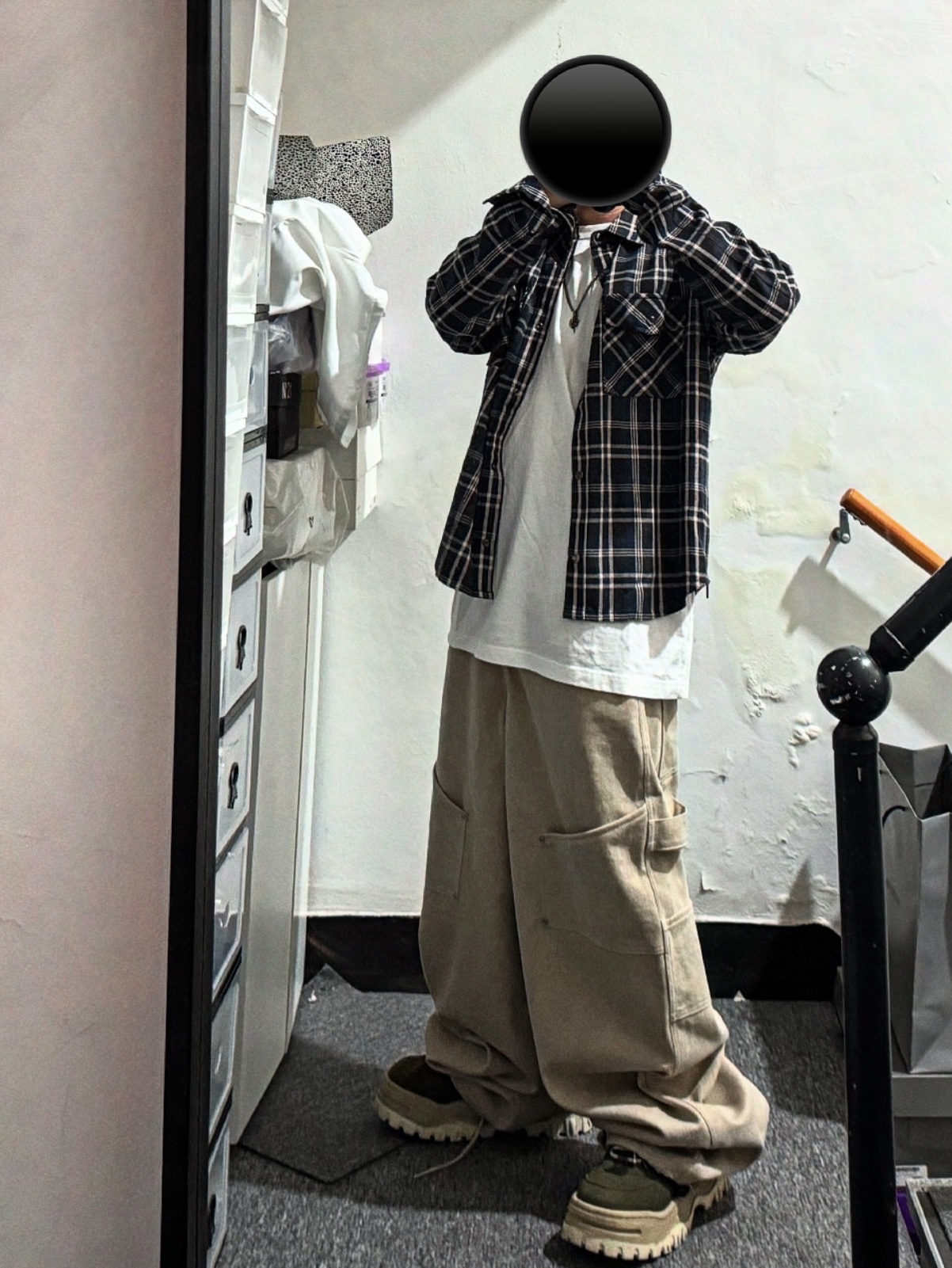 Balenciaga Cargo Sneakers White Grey, Stussy Basic Stussy LS T-Shirt Black 착용 스타일 - 2