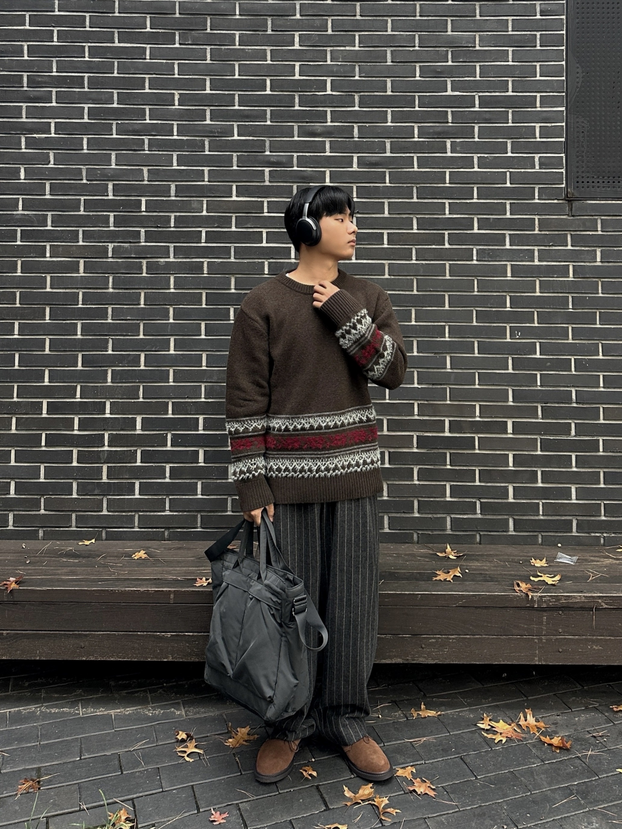 Uniqlo 2-Way Utility Bag Gray 착용 스타일 - 5