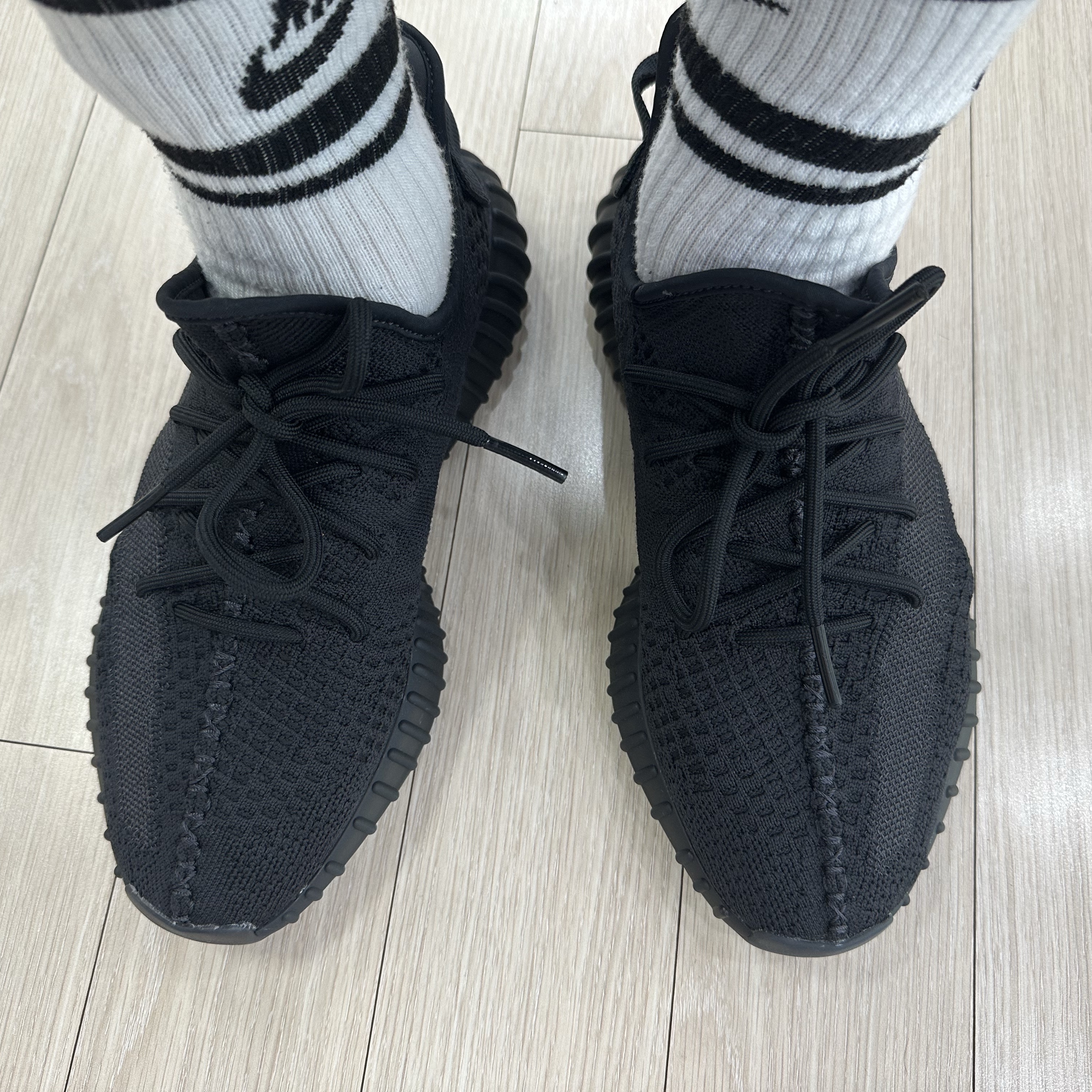 Adidas Yeezy Boost 350 V2 Onyx 착용 스타일 - 1