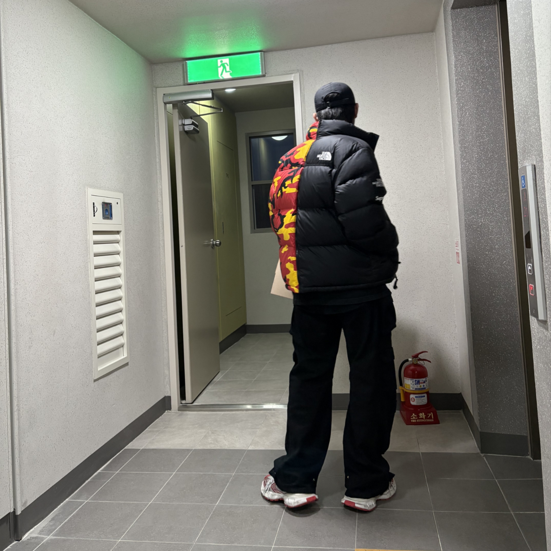 Supreme x The North Face Split Nuptse Jacket Black - 24SS, Supreme x The North Face Split Nuptse Jacket Camo - 24SS 착용 스타일 - 2