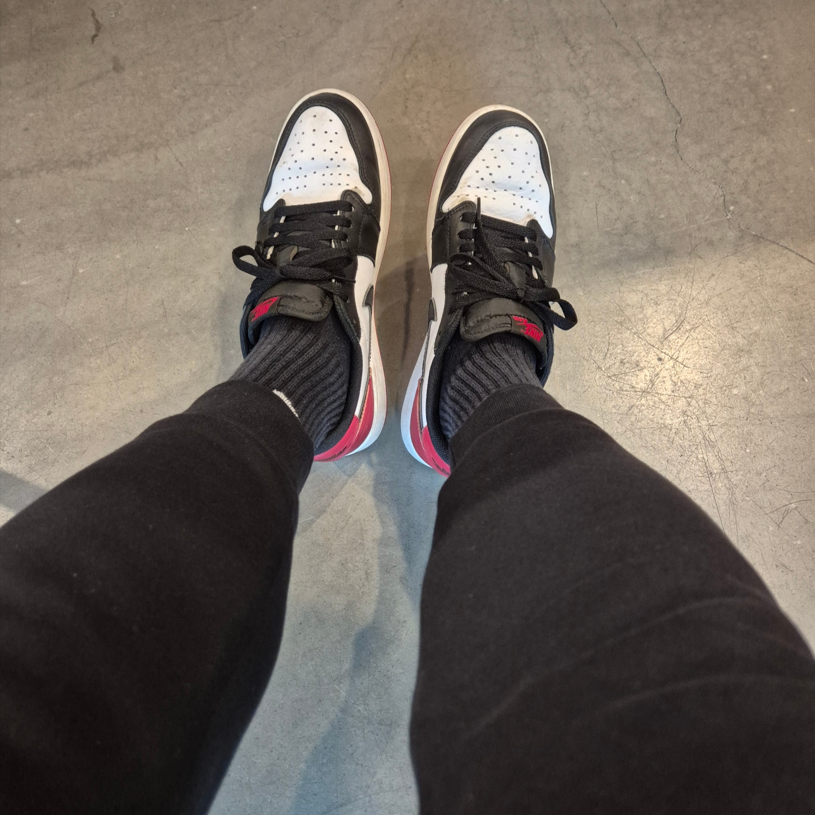 Jordan 1 Retro Low OG Black Toe, Jordan Essential Fleece Pants Black - Asia 착용 스타일