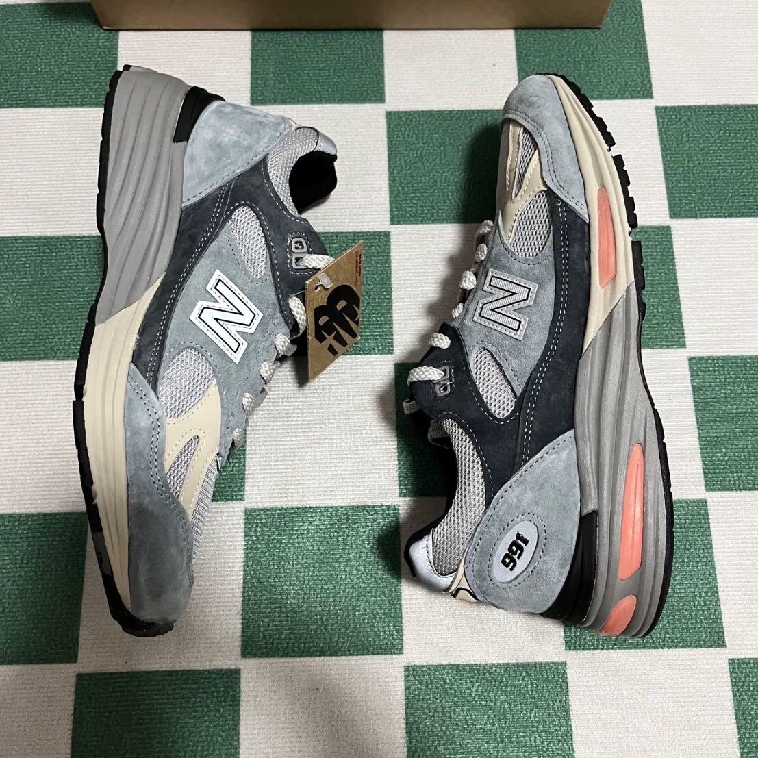New Balance 991v2 Made in UK Blue Silver 착용 스타일 - 3