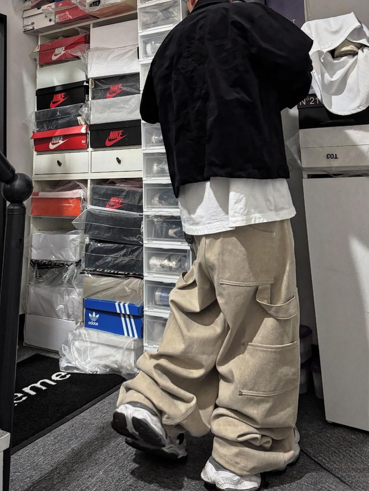 Balenciaga Cargo Sneakers White Grey, Stussy Basic Stussy LS T-Shirt Black 착용 스타일 - 1