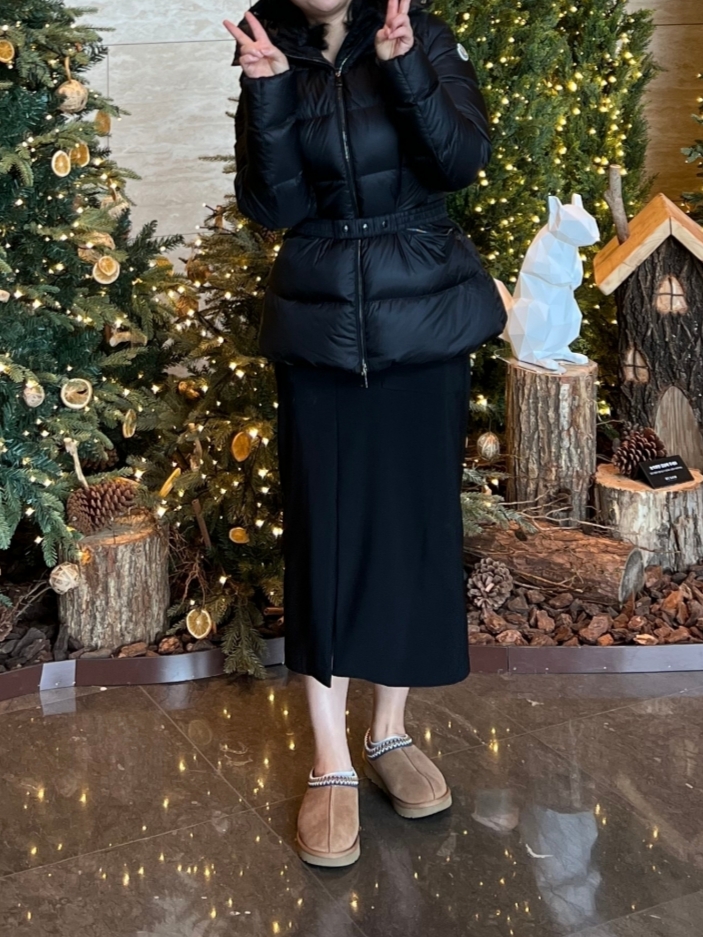 (W) UGG Tasman Slipper Chestnut, (W) Moncler Boed Short Down Jacket Black - 24FW 착용 스타일