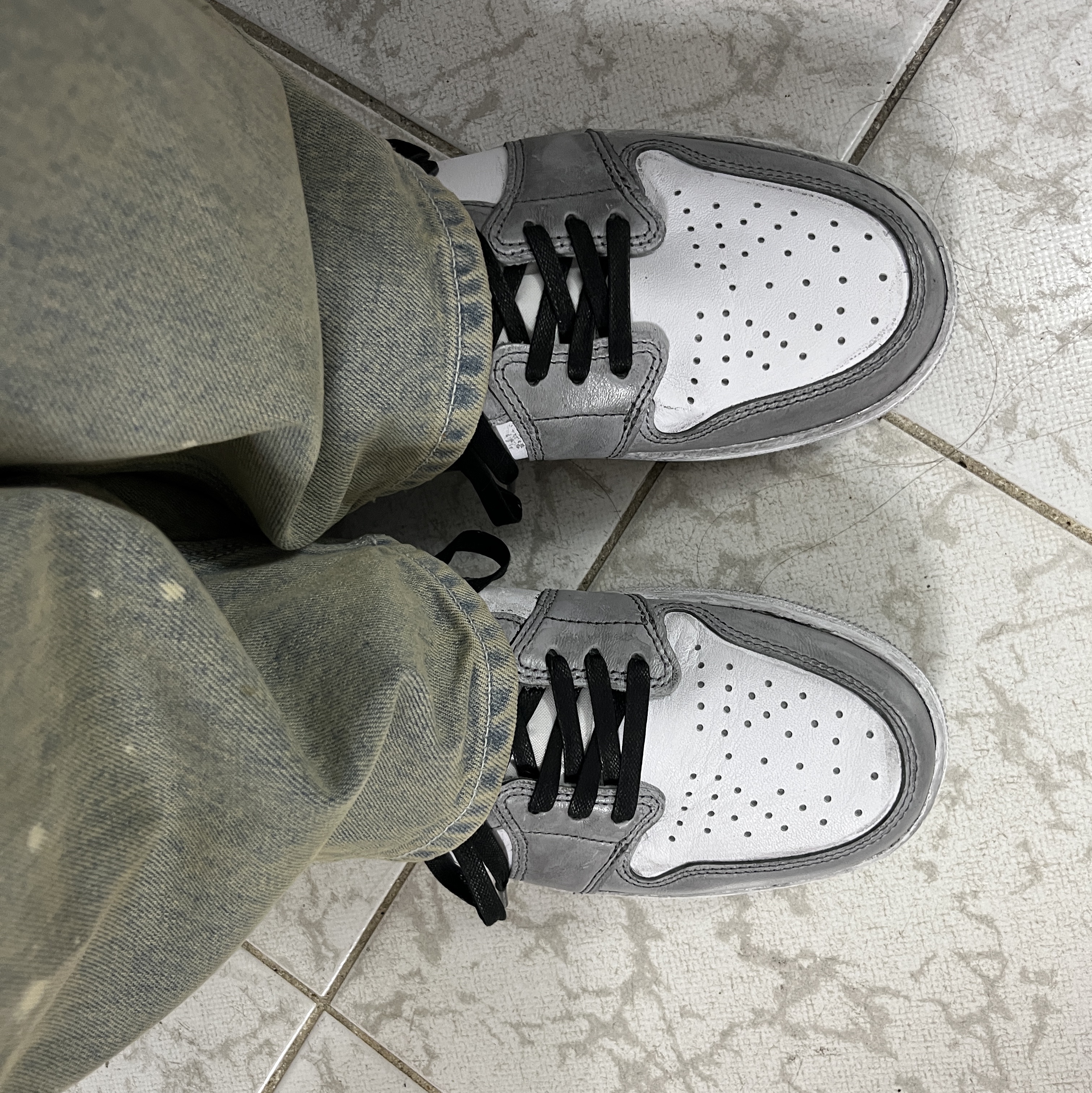 Jordan 1 Retro Low OG Wolf Grey and White 착용 스타일 - 1