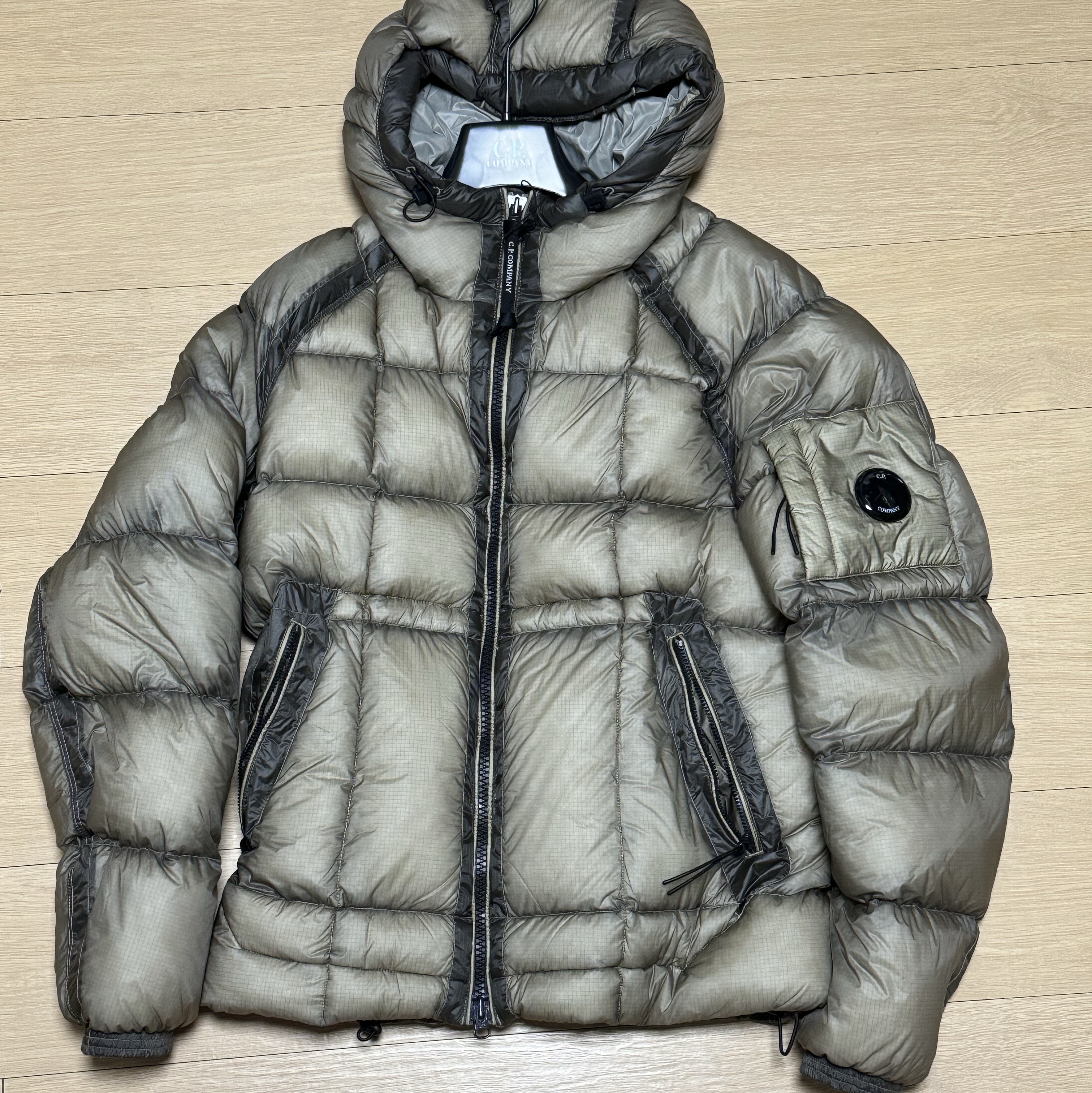 C.P. Company D.D. Shell Hooded Medium Down Jacket Vintage Khaki Beige - 24FW 착용 스타일