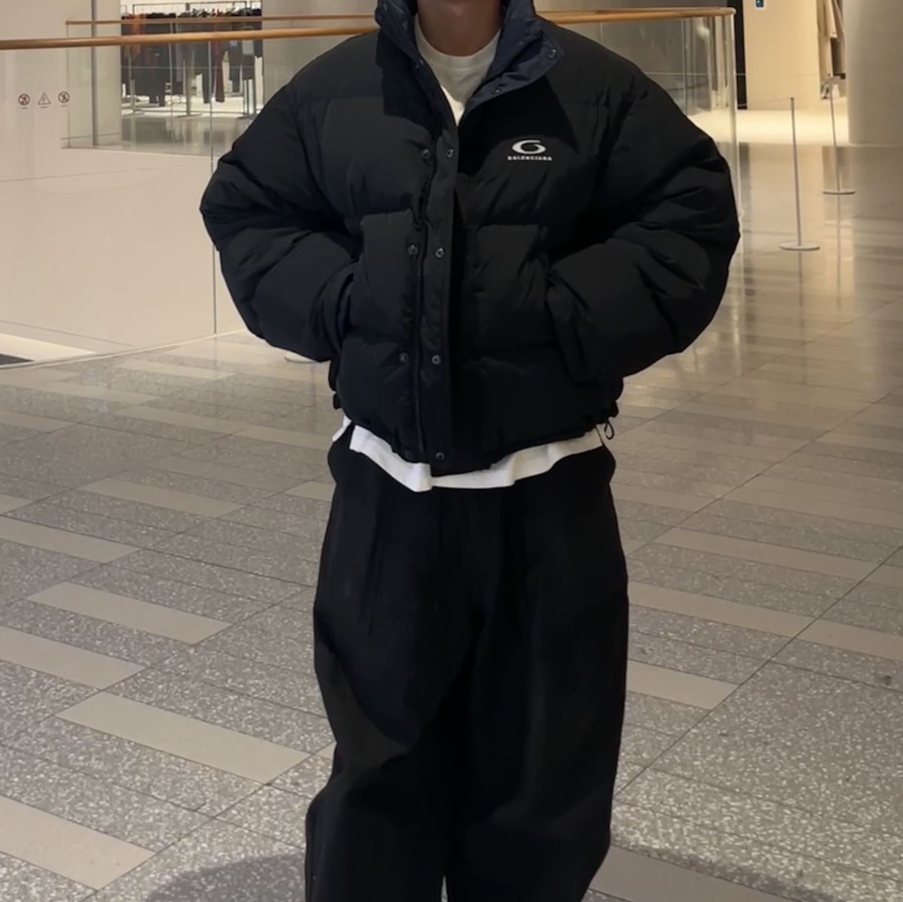 (W) Balenciaga Loop Sports Icon Reversible Puffer Black Blue, New Balance x JJJJound 2002R Gore-Tex Charcoal 착용 스타일 - 1