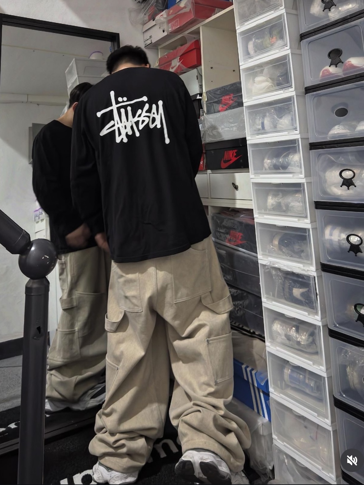 Balenciaga Cargo Sneakers White Grey, Stussy Basic Stussy LS T-Shirt Black 착용 스타일 - 3