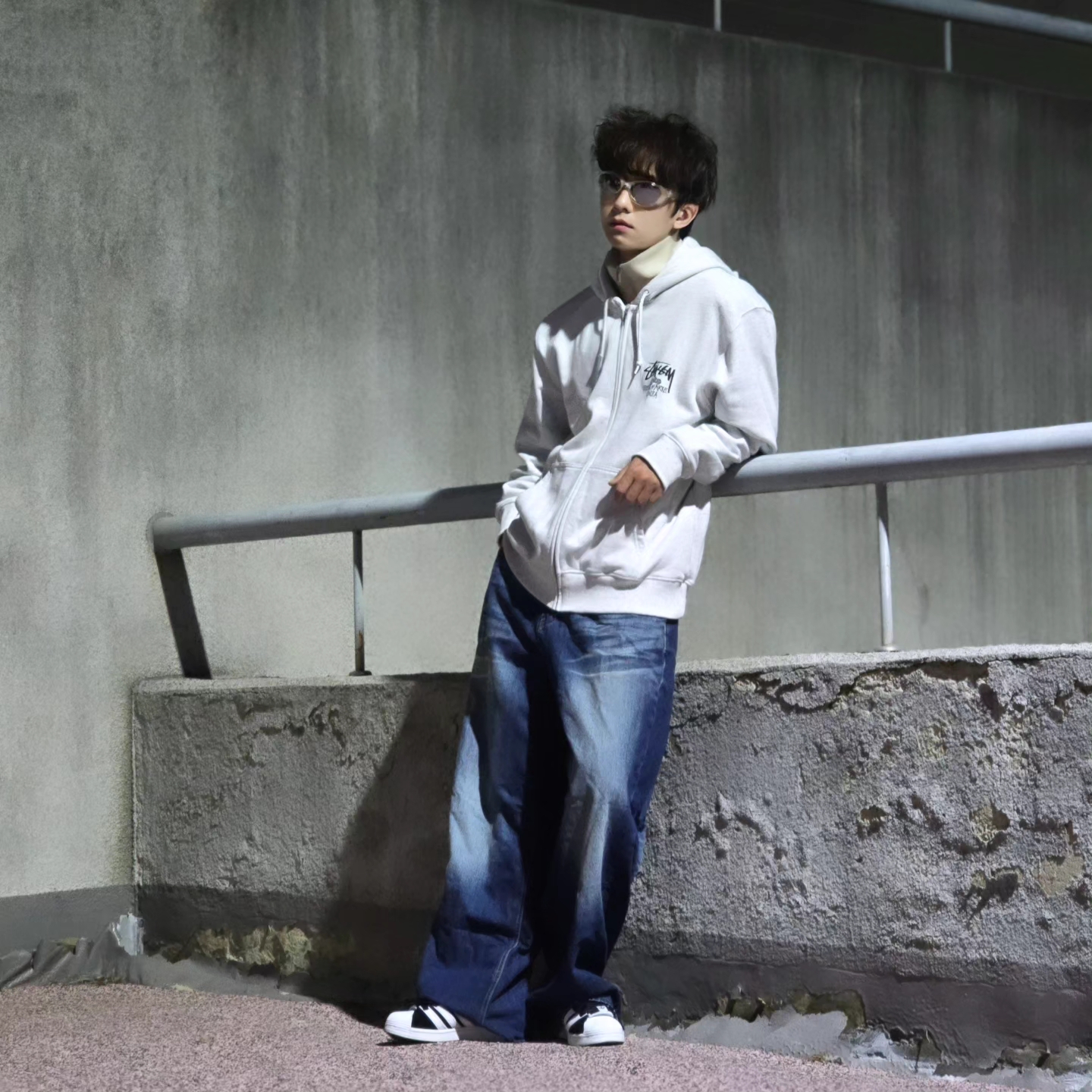 Stussy Stock DSM Ginza Zip Hoodie Ash Heather 2023, Adidas Superstar Supermodified Core Black Cloud White 착용 스타일 - 6