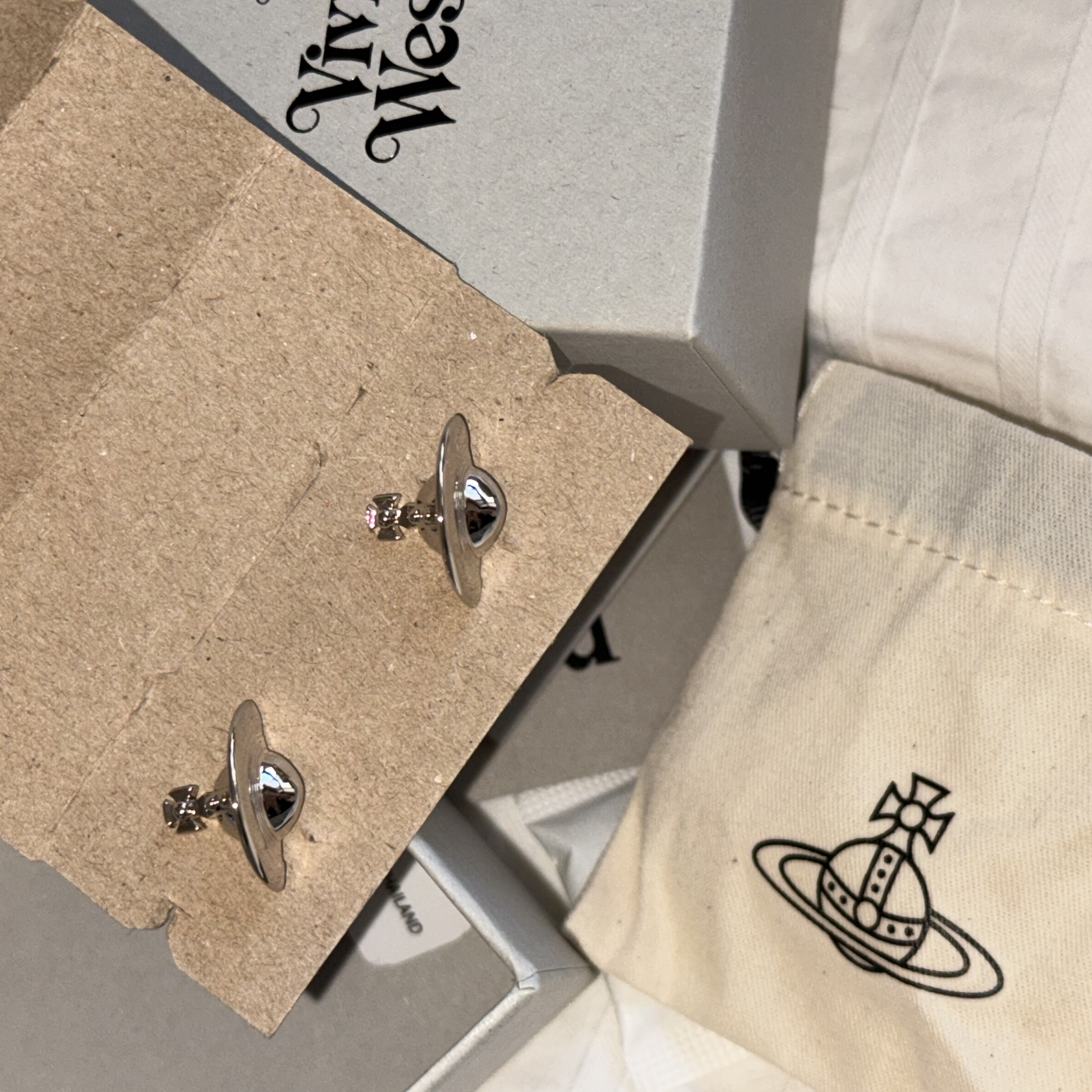 (W) Vivienne Westwood Solid Orb Earrings Silver 착용 스타일 - 2