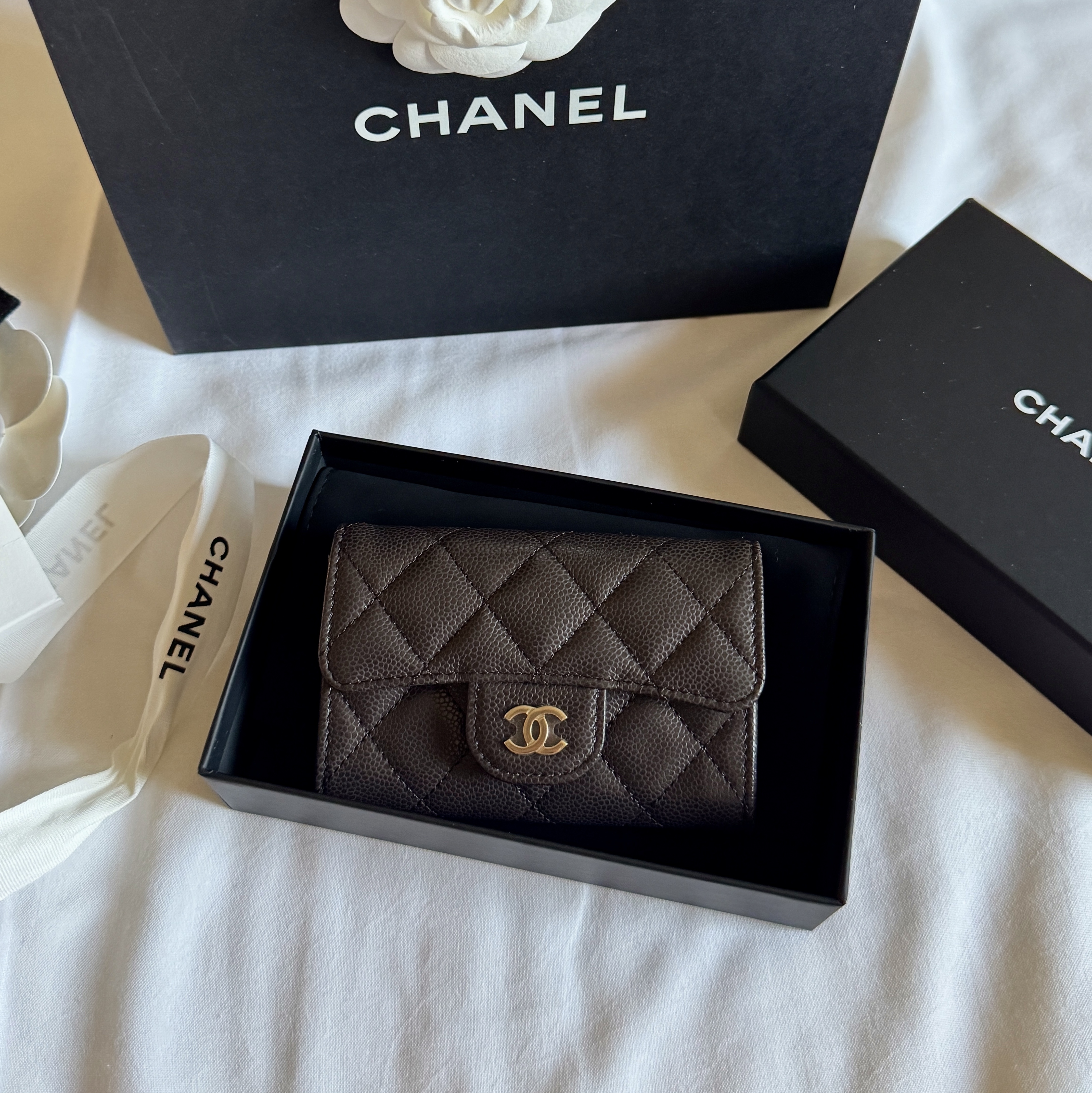 Chanel Classic Card Holder Grained Shiny Calfskin & Gold Dark Brown 착용 스타일