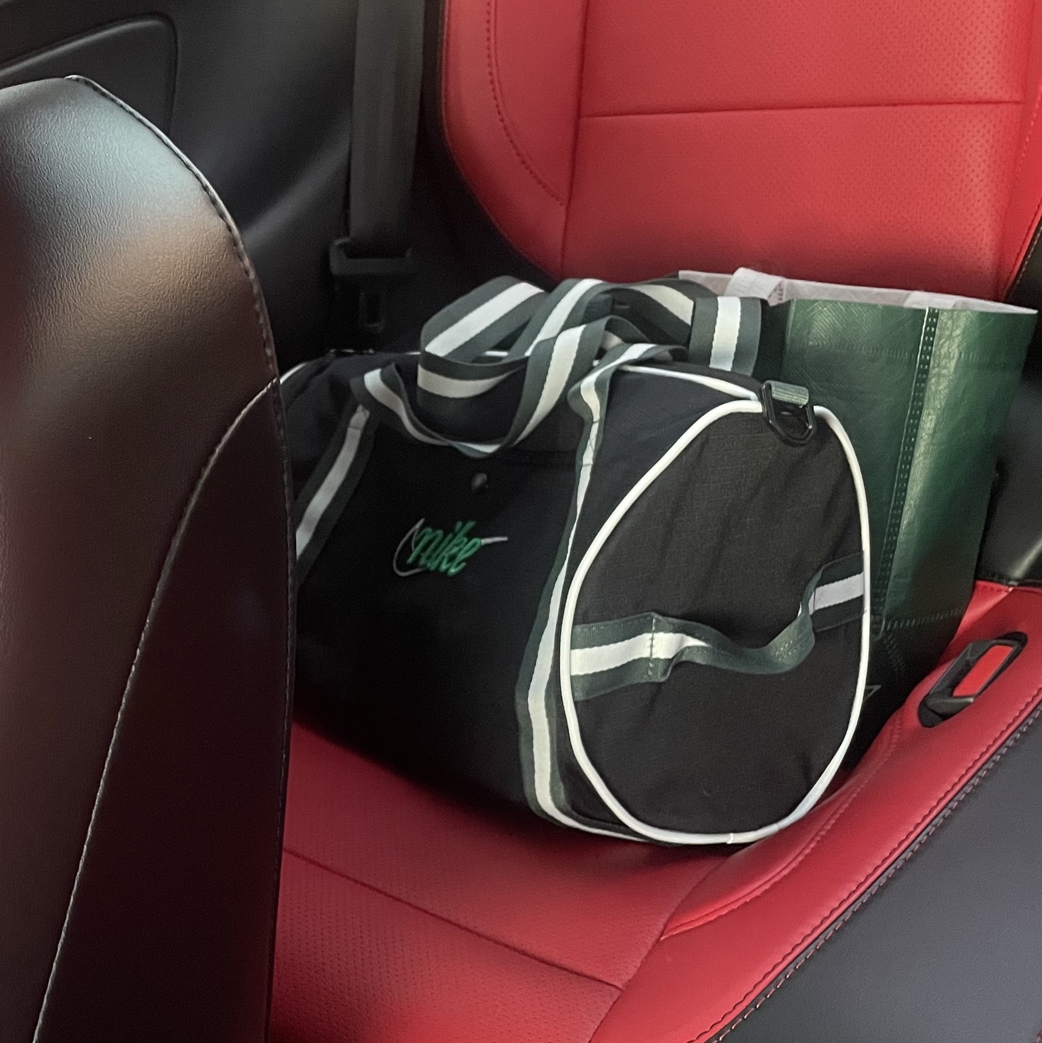 Nike Heritage Retro Duffle Bag 13L Black Vintage Green 착용 스타일