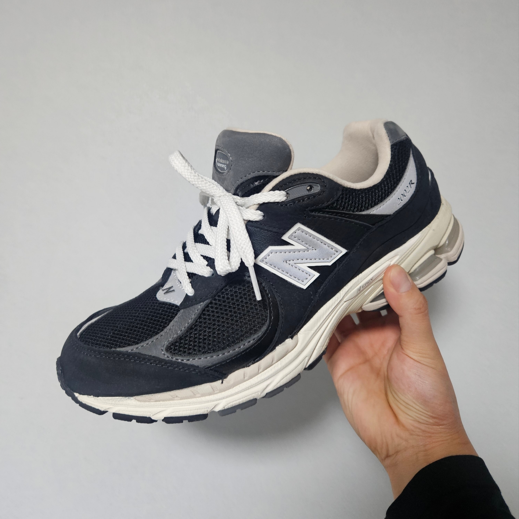 New Balance 2002R Premium Vintage Black 착용 스타일