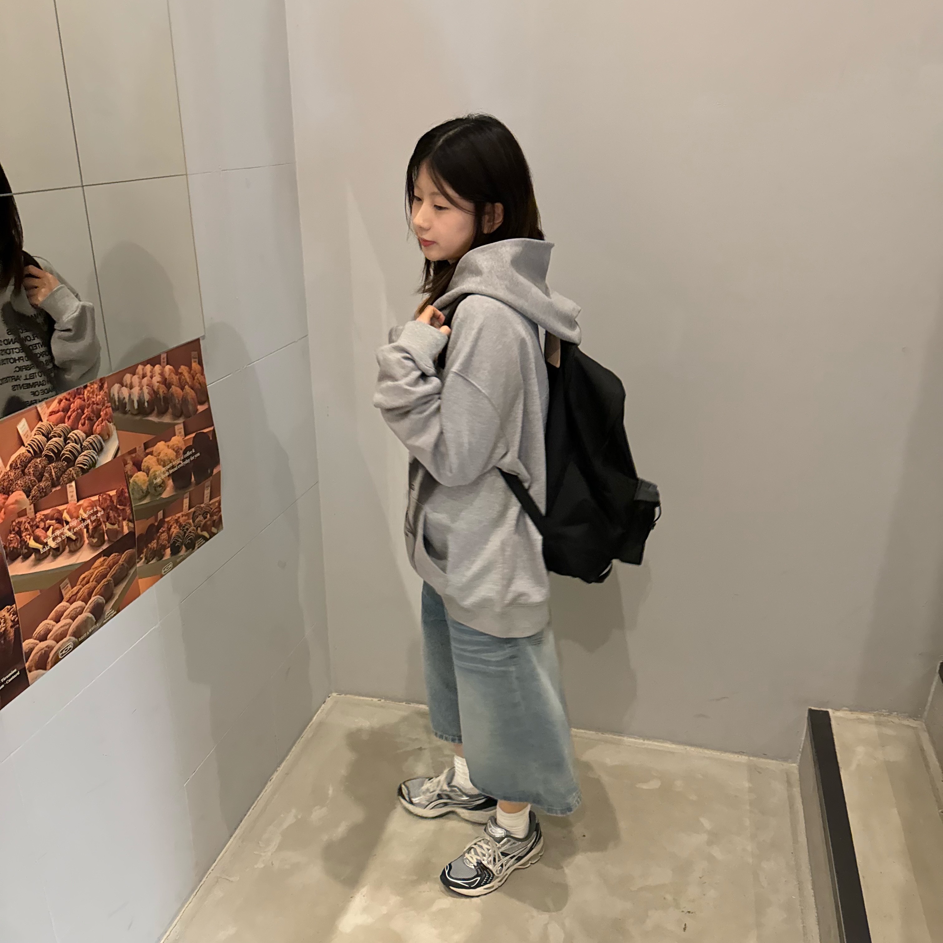 The Museum Visitor Heart Sprayed Hoody Grey - 22PF, Asics Gel-Kayano 14 Black Glacier Grey 착용 스타일 - 2