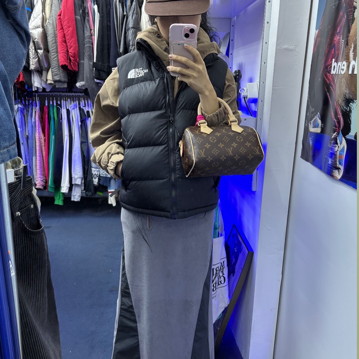 The North Face Nuptse On Ball Vest Black, Louis Vuitton Speedy Bandouliere 20 Monogram Beige 착용 스타일 - 2