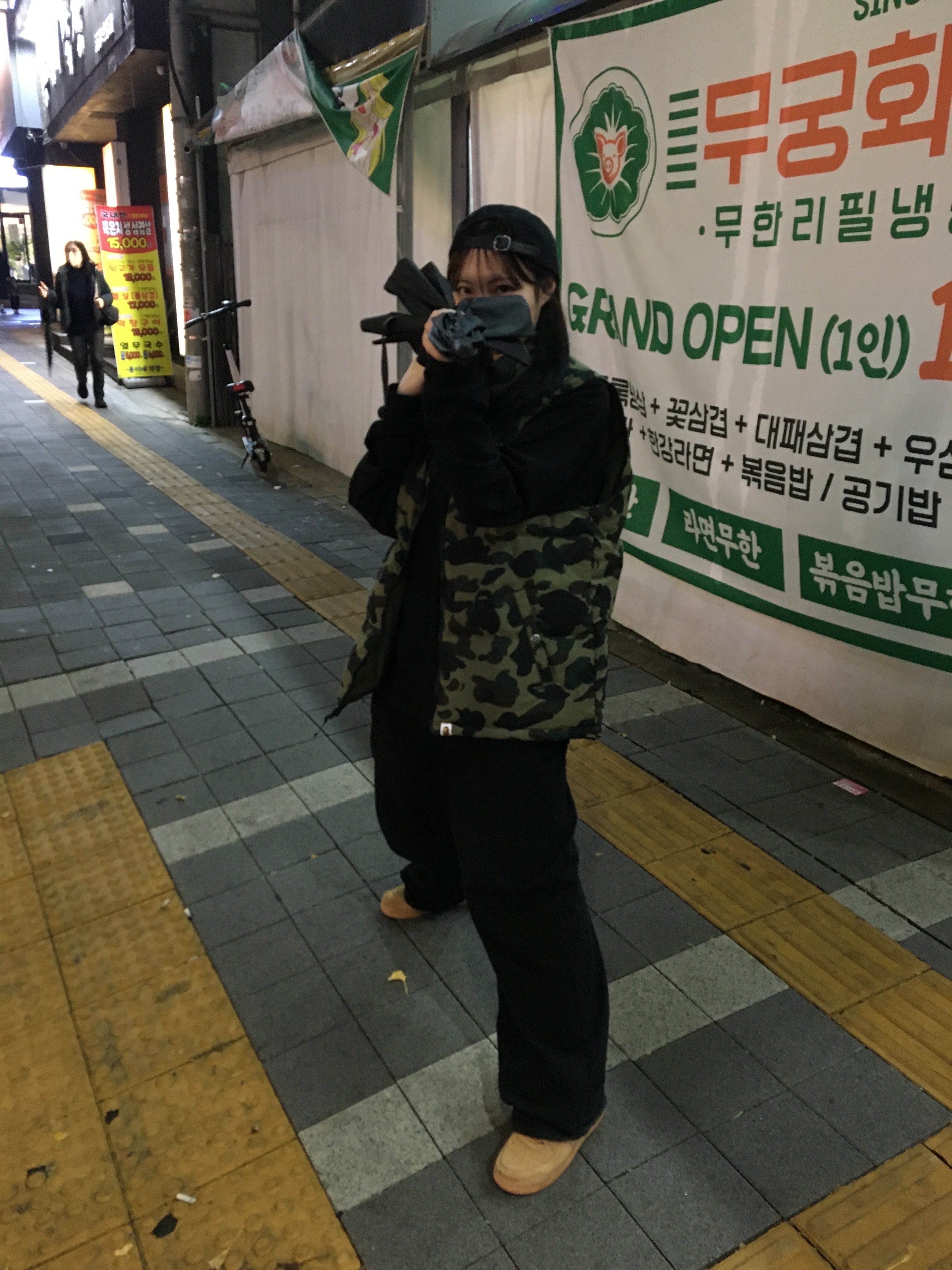 BAPE 1st Camo Reversible Down Vest Green, Nike Air Force 1 '07 WB Flax 착용 스타일 - 2