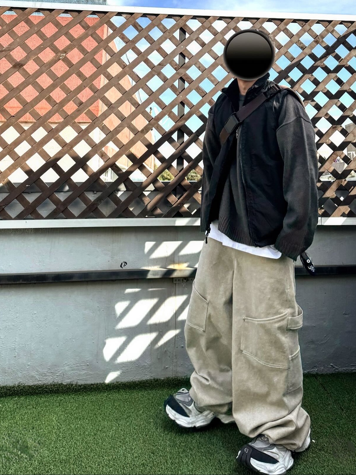 Balenciaga Cargo Sneakers White Grey, Stussy Basic Stussy LS T-Shirt Black 착용 스타일 - 4