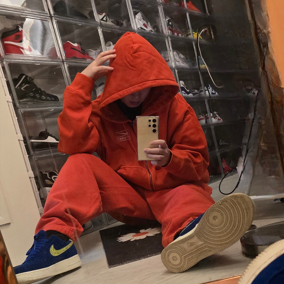 Nike x Stussy Full Zip Pigment Dyed Fleece Hoodie Habanero Red (FJ9161-642), (W) Nike x Olivia Kim Air Force 1 Low No Cover 착용 스타일