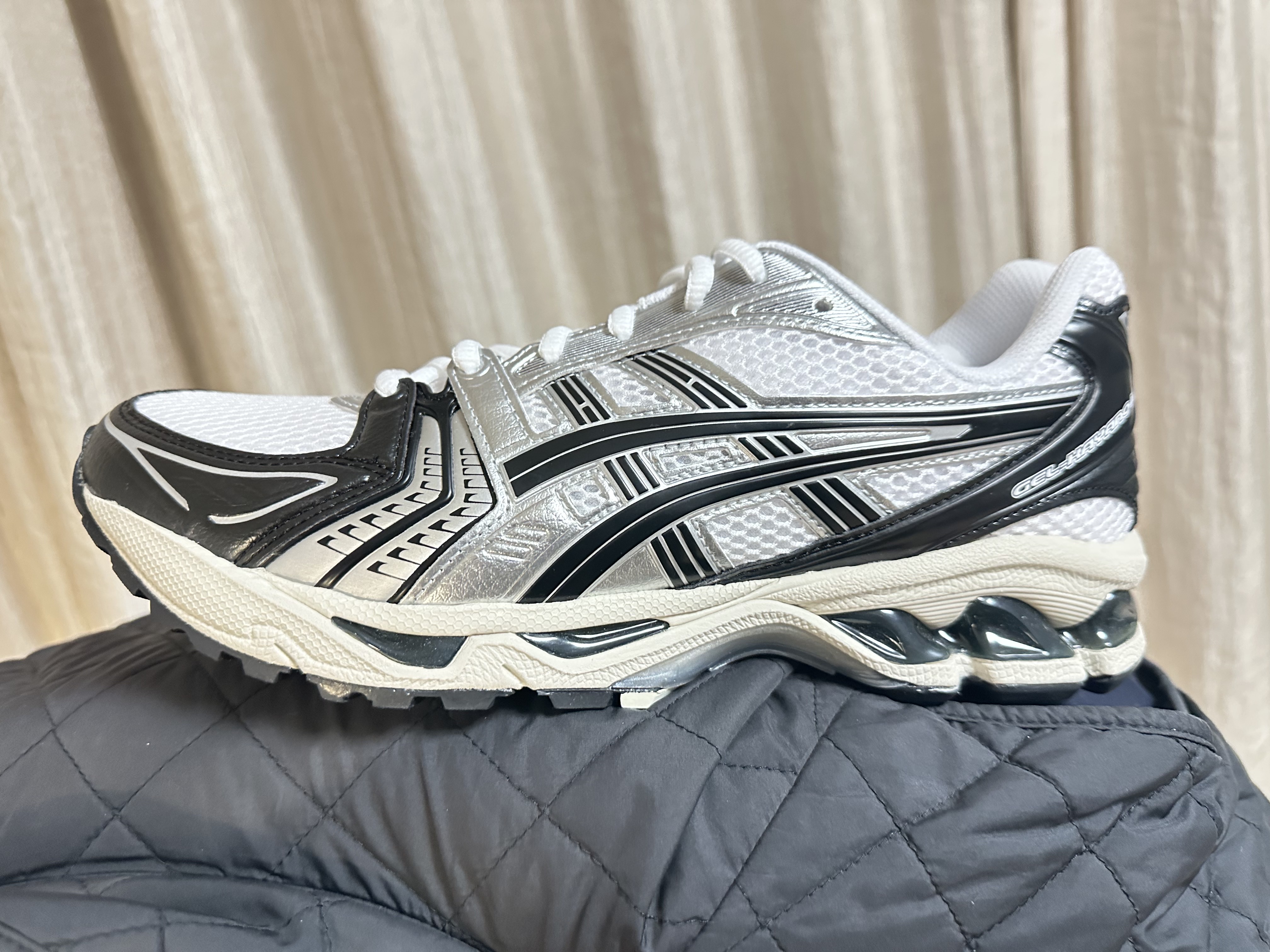 Asics Gel-Kayano 14 White Black 착용 스타일