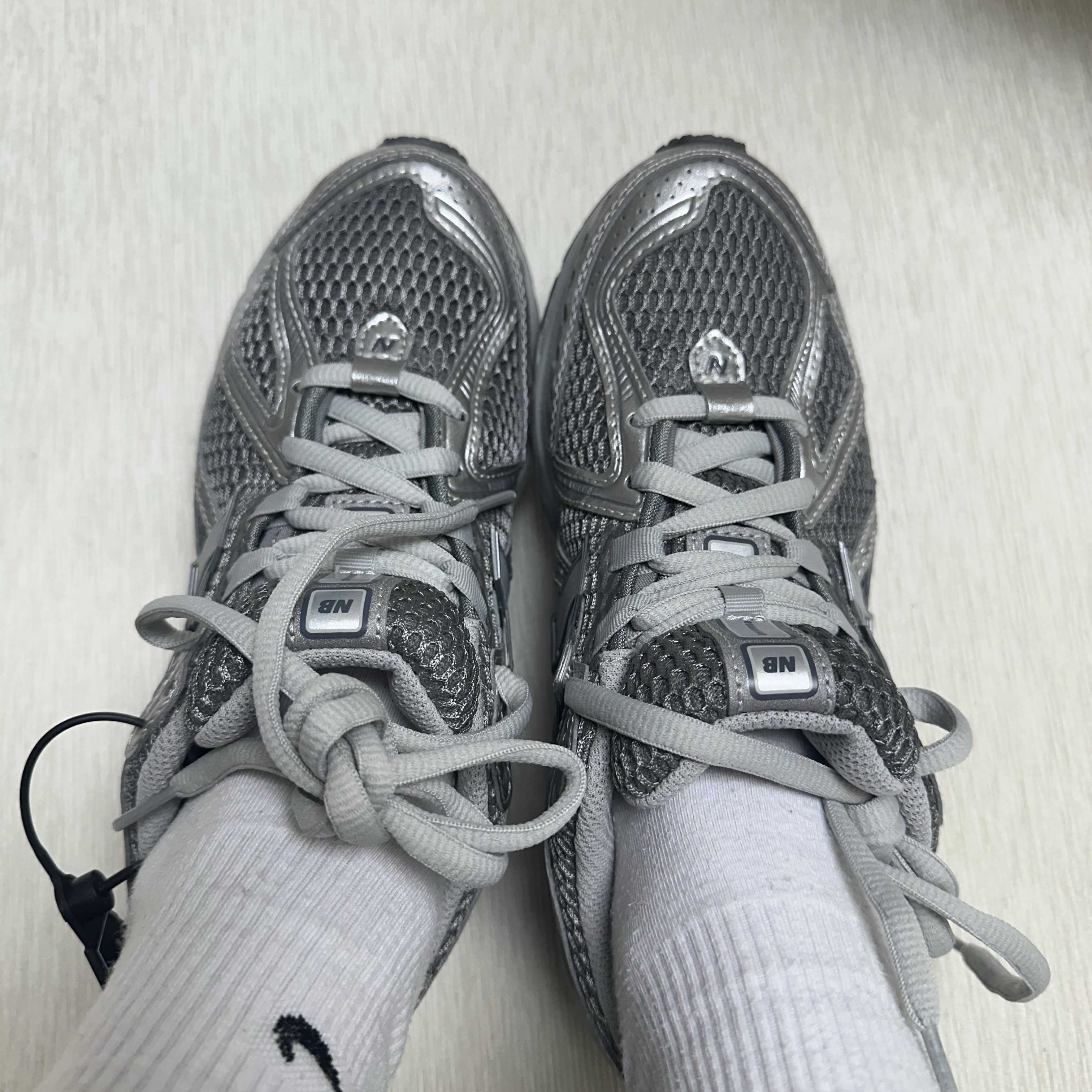 New Balance 1906R Harbor Grey Silver Metalic 착용 스타일 - 3
