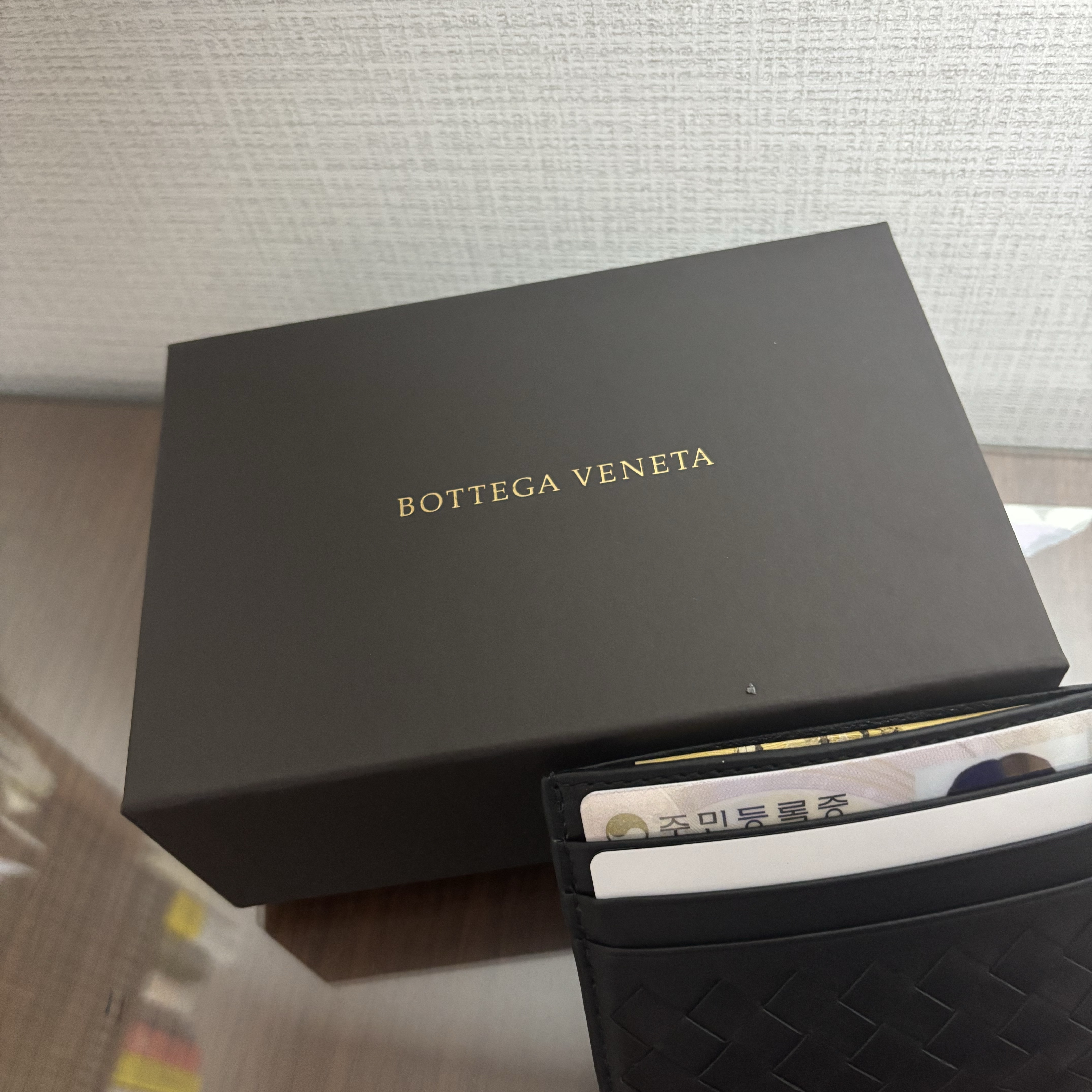 Bottega Veneta Credit Card Case Black 착용 스타일