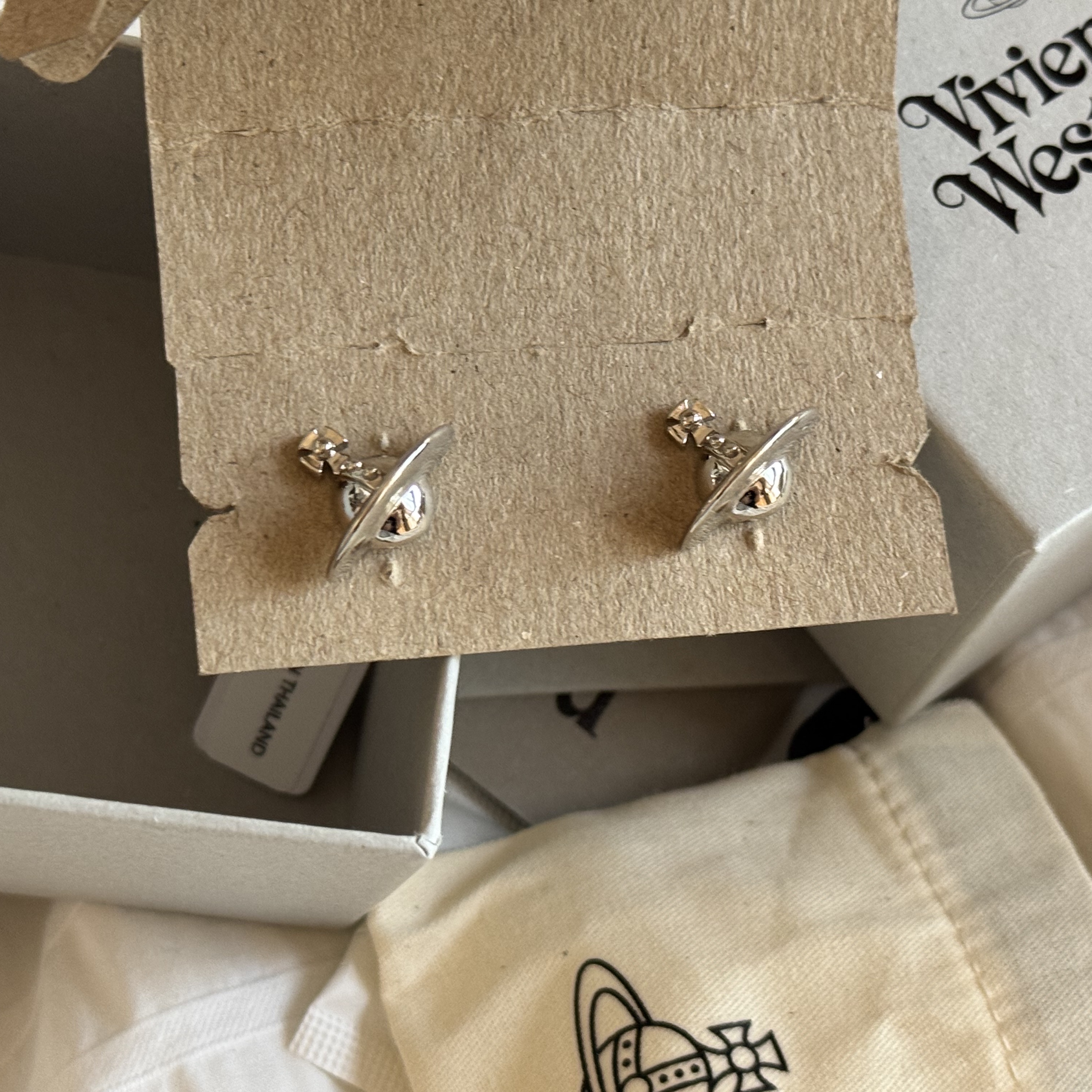 (W) Vivienne Westwood Solid Orb Earrings Silver 착용 스타일 - 3