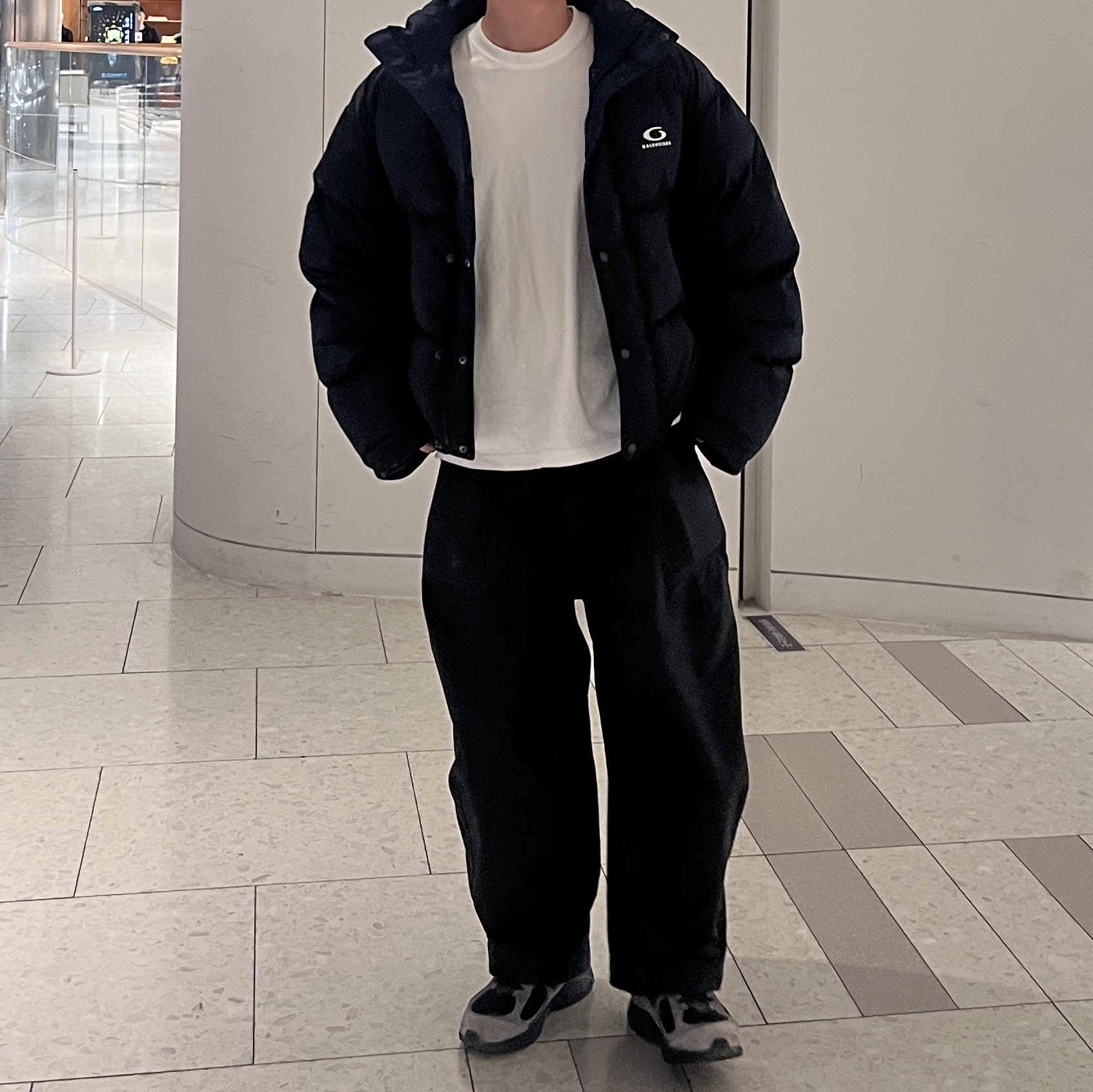 (W) Balenciaga Loop Sports Icon Reversible Puffer Black Blue, New Balance x JJJJound 2002R Gore-Tex Charcoal 착용 스타일 - 2