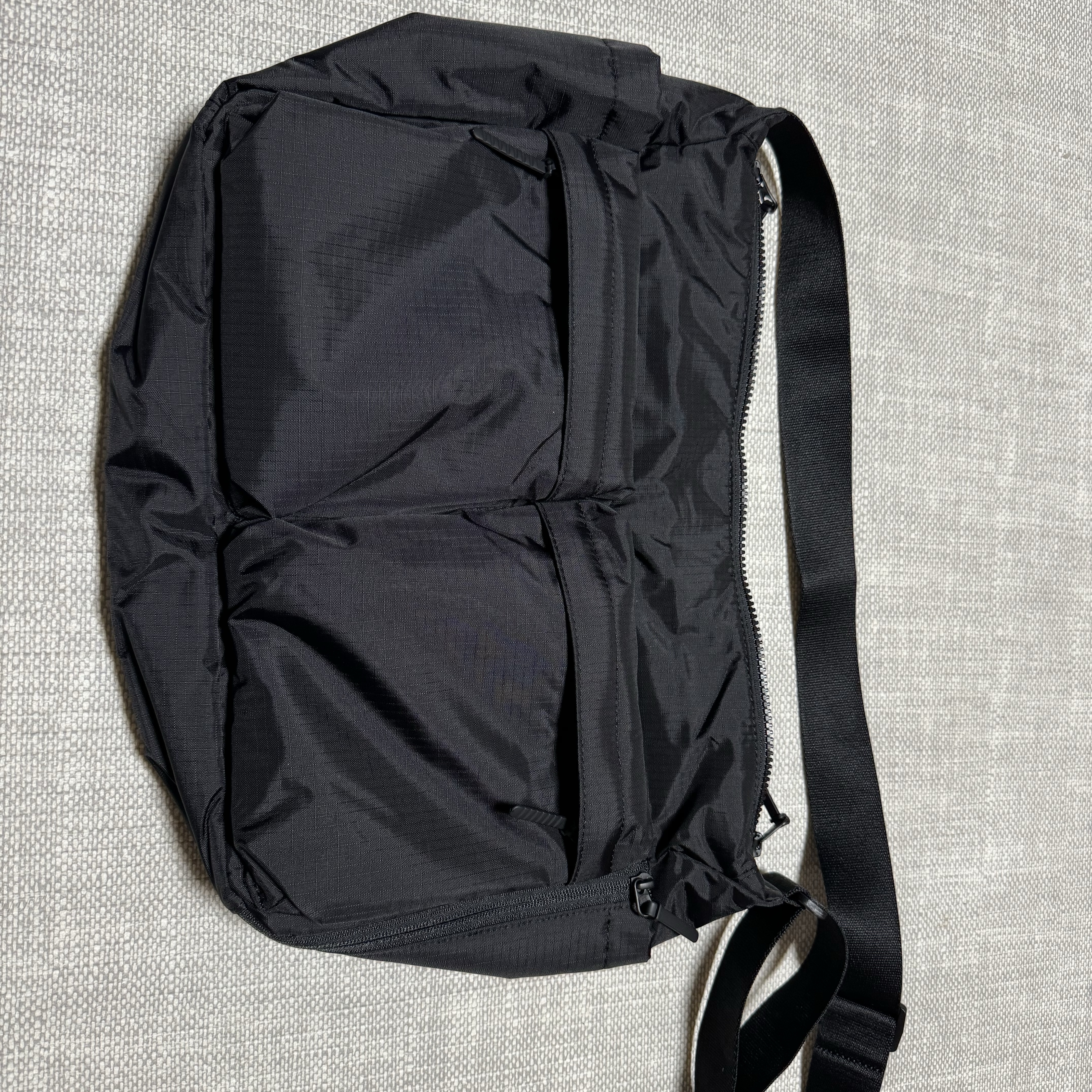 Uniqlo Multi Pocket Shoulder Bag Black 착용 스타일