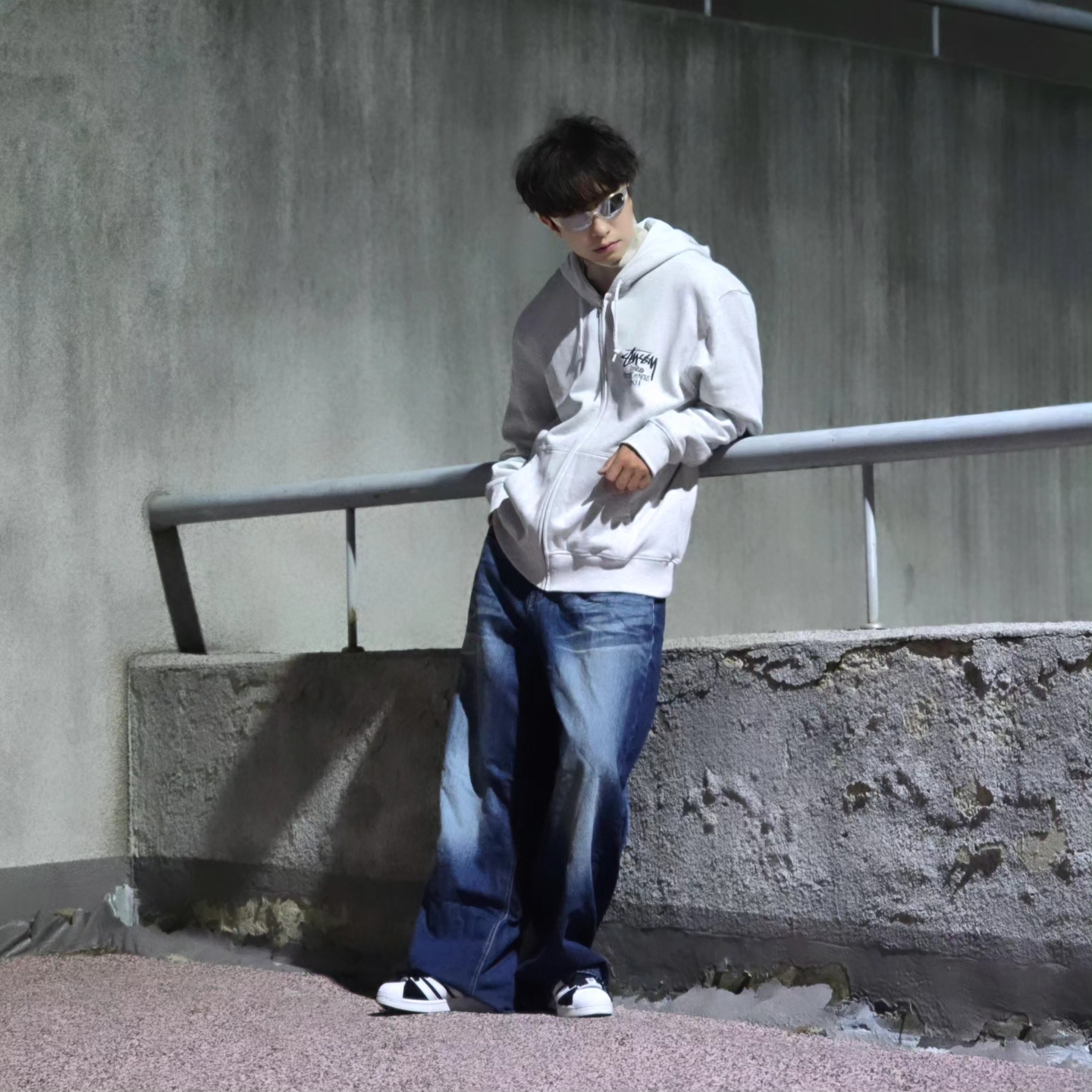 Stussy Stock DSM Ginza Zip Hoodie Ash Heather 2023, Adidas Superstar Supermodified Core Black Cloud White 착용 스타일 - 8