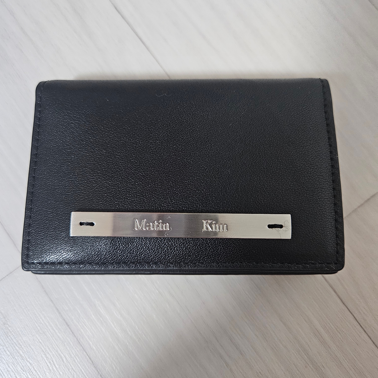 Matin Kim Slim Metal Business Wallet Black 착용 스타일