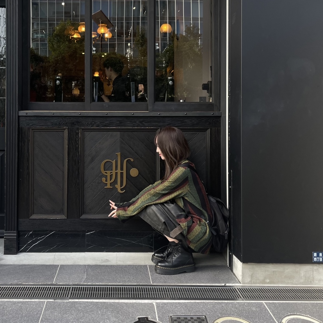 Stussy 8 Ball Studded Belt Black, Prada Re-Nylon Medium Backpack Black 착용 스타일 - 3