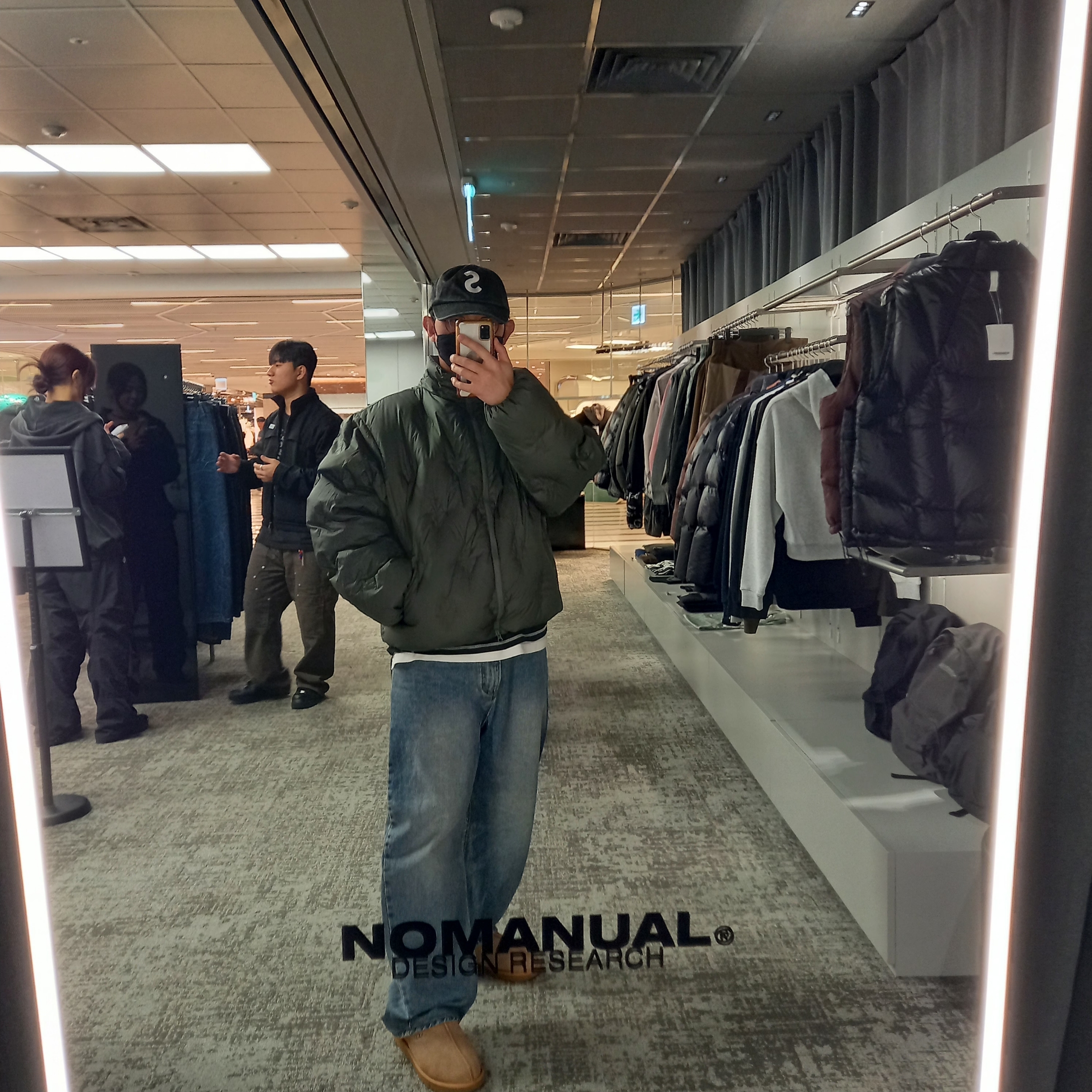 Supreme Pigment S Logo 6-Panel Black - 24FW, UGG Tasman Slipper Chestnut 착용 스타일 - 1