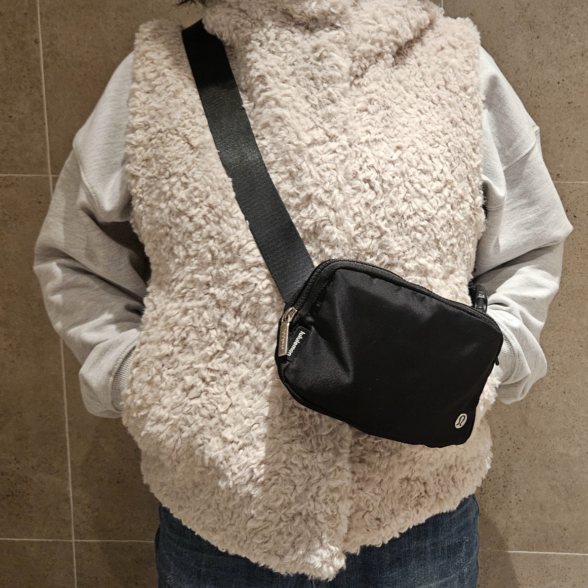 Lululemon Everywhere Fleece Belt Bag Velour 1L Natural Black, (W) COS Hooded Shearling Gilet Off White 착용 스타일 - 1