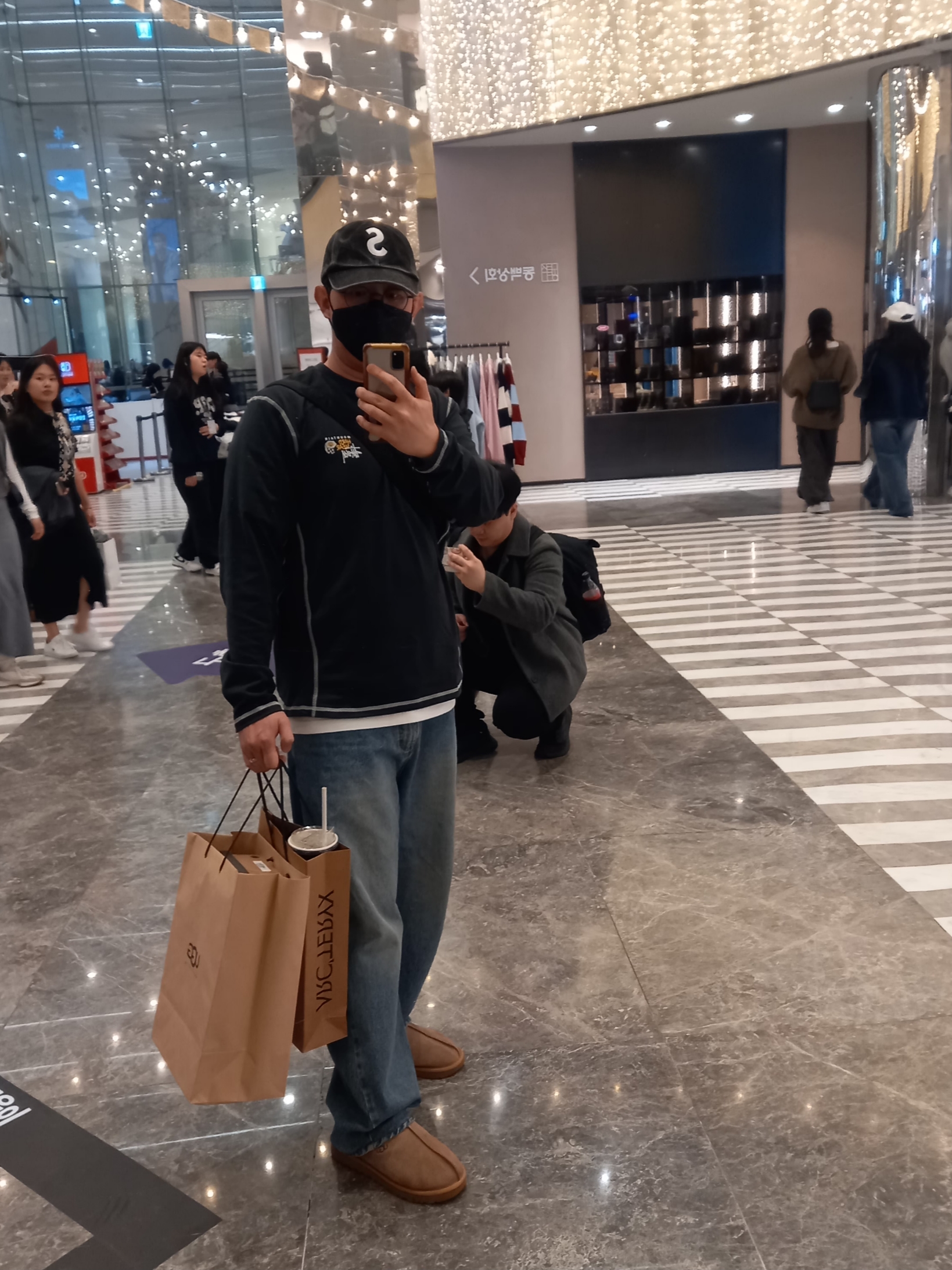 Supreme Pigment S Logo 6-Panel Black - 24FW, UGG Tasman Slipper Chestnut 착용 스타일 - 1
