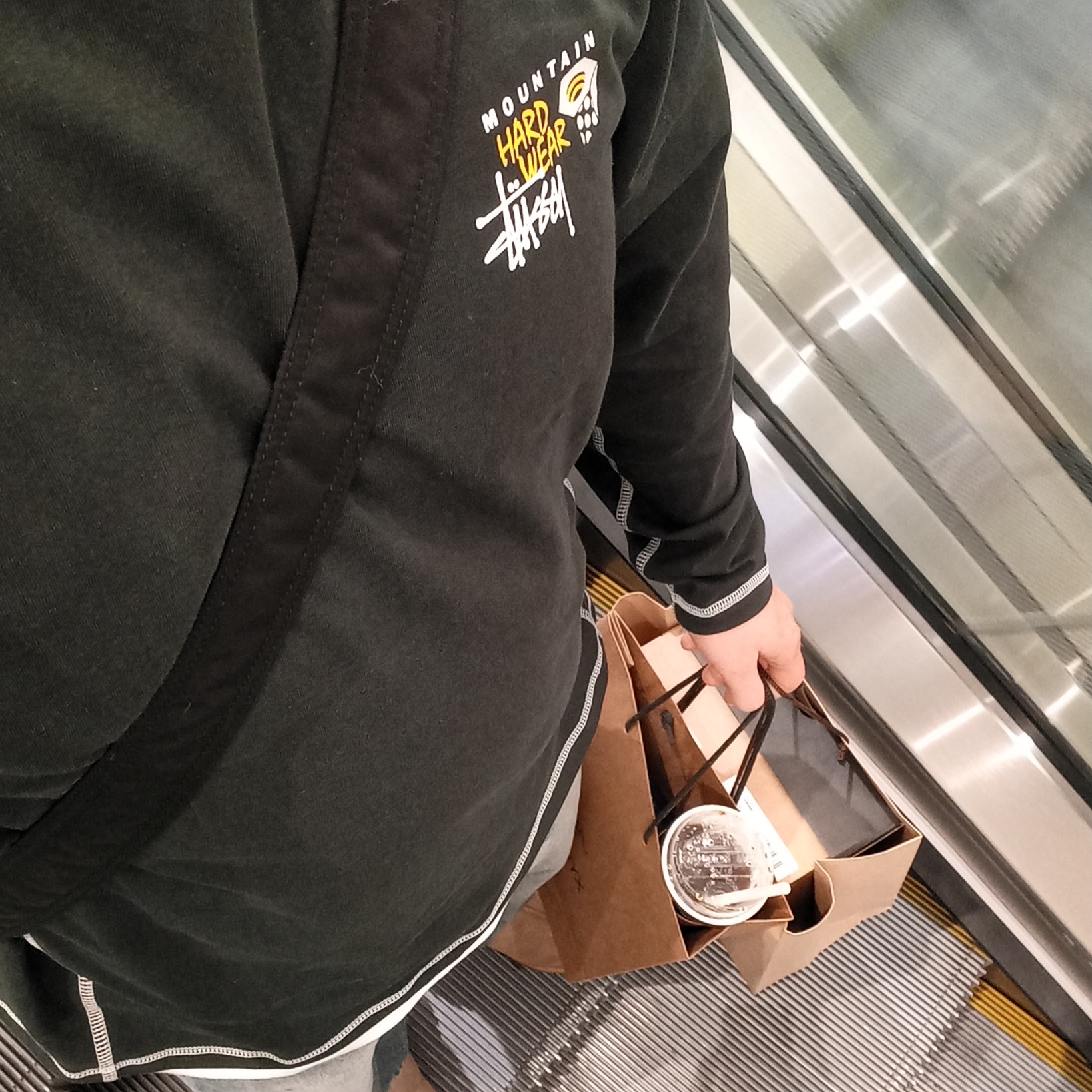 Stussy x Mountain Hardwear LS T-Shirt Stealth Grey, UGG Tasman Slipper Chestnut 착용 스타일 - 3