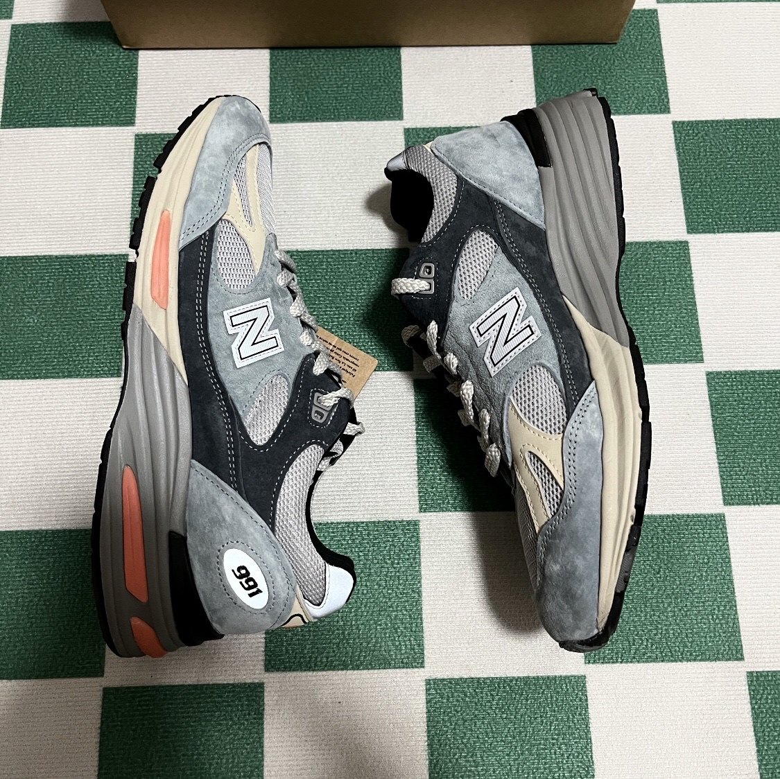 New Balance 991v2 Made in UK Blue Silver 착용 스타일 - 2