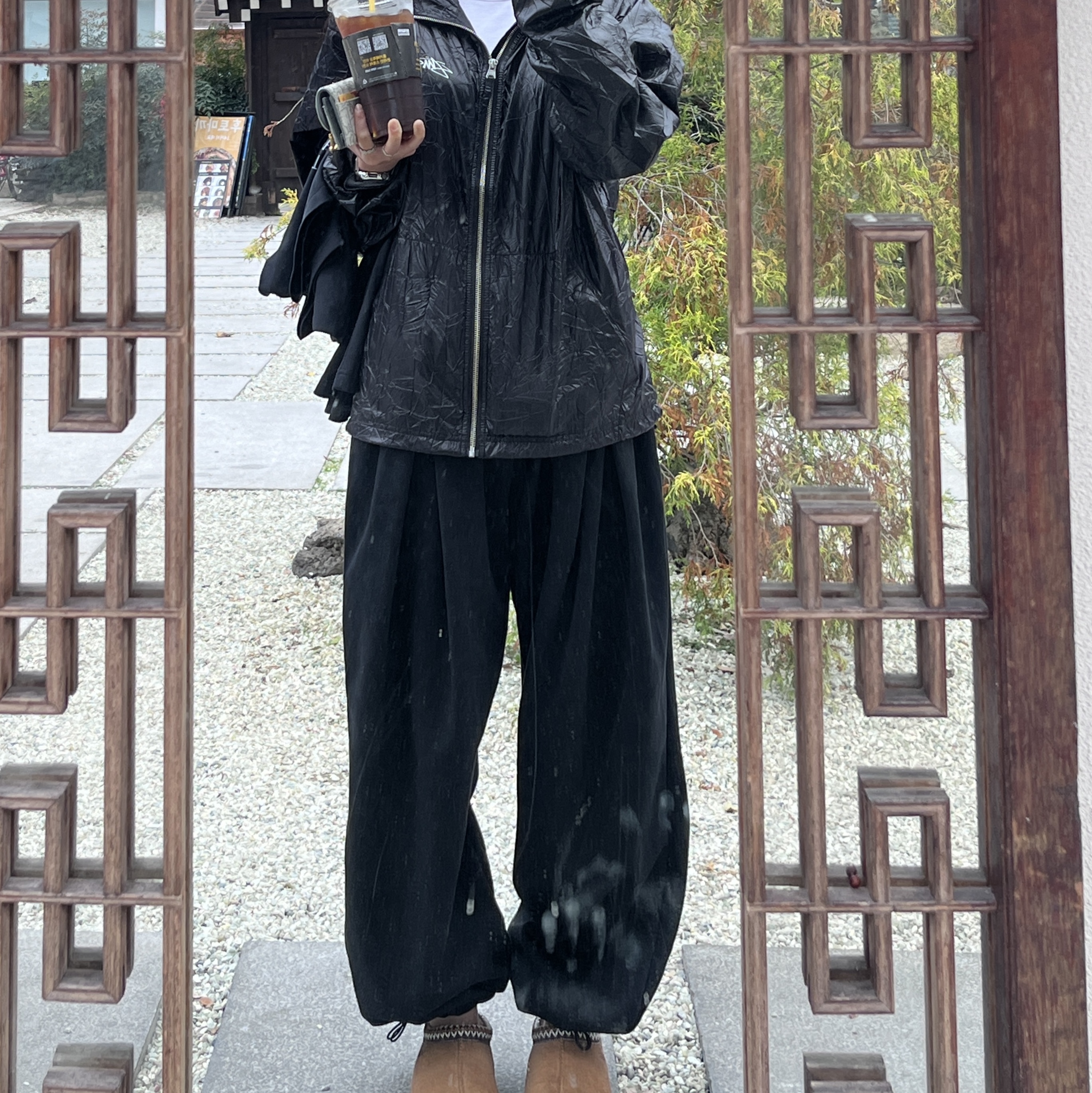 Stussy Beach Shell Wrinkled Nylon Jacket Black, (W) UGG Tasman Slipper Chestnut 착용 스타일