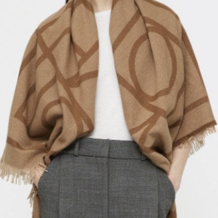Toteme Monogram Wool Cashmere Scarf Camel 착용 스타일