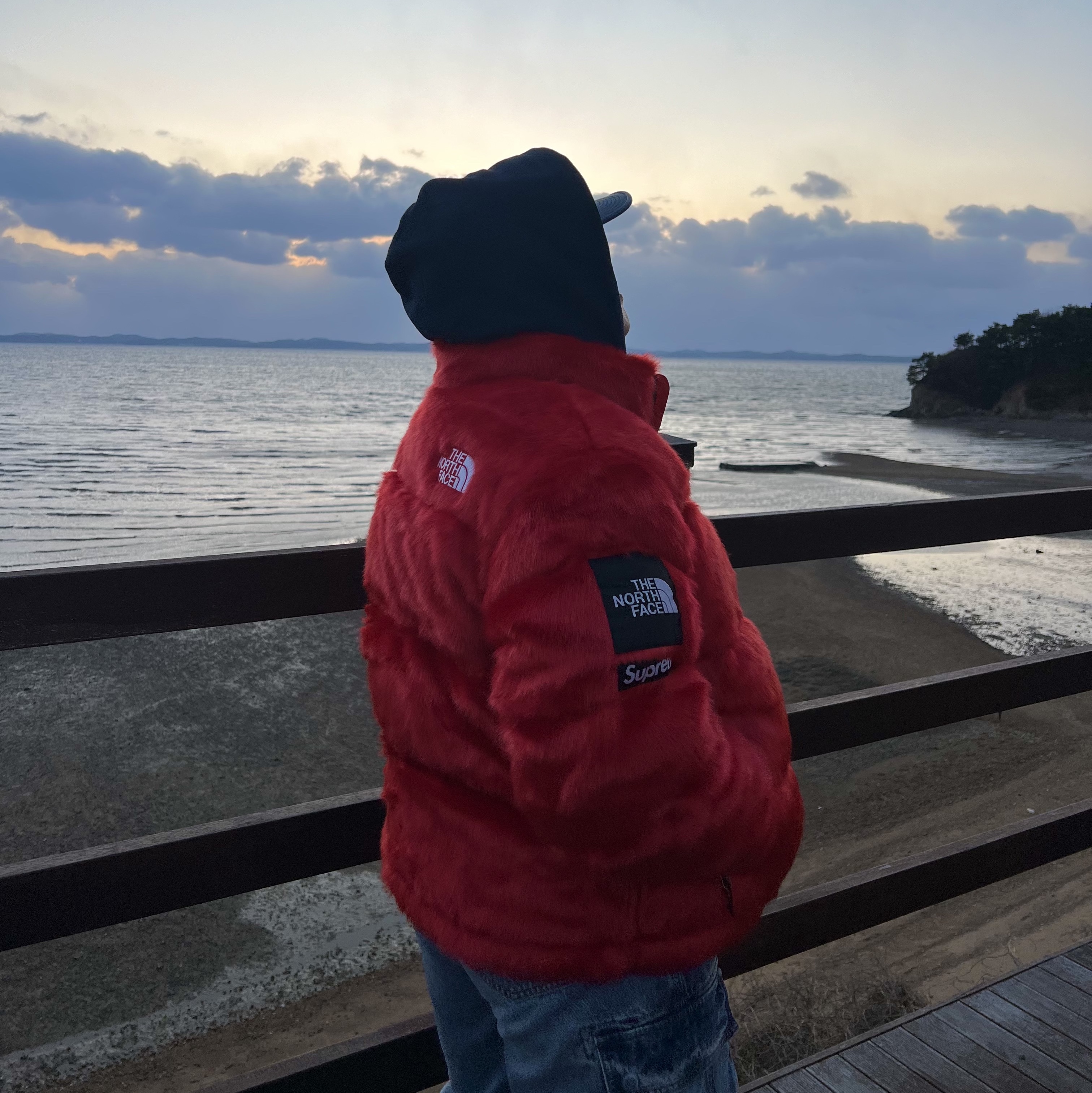 Supreme x The North Face Faux Fur Nuptse Jacket Red - 20FW, Supreme Washed Chino Twill Camp Cap Dirty Indigo - 24SS 착용 스타일 - 1
