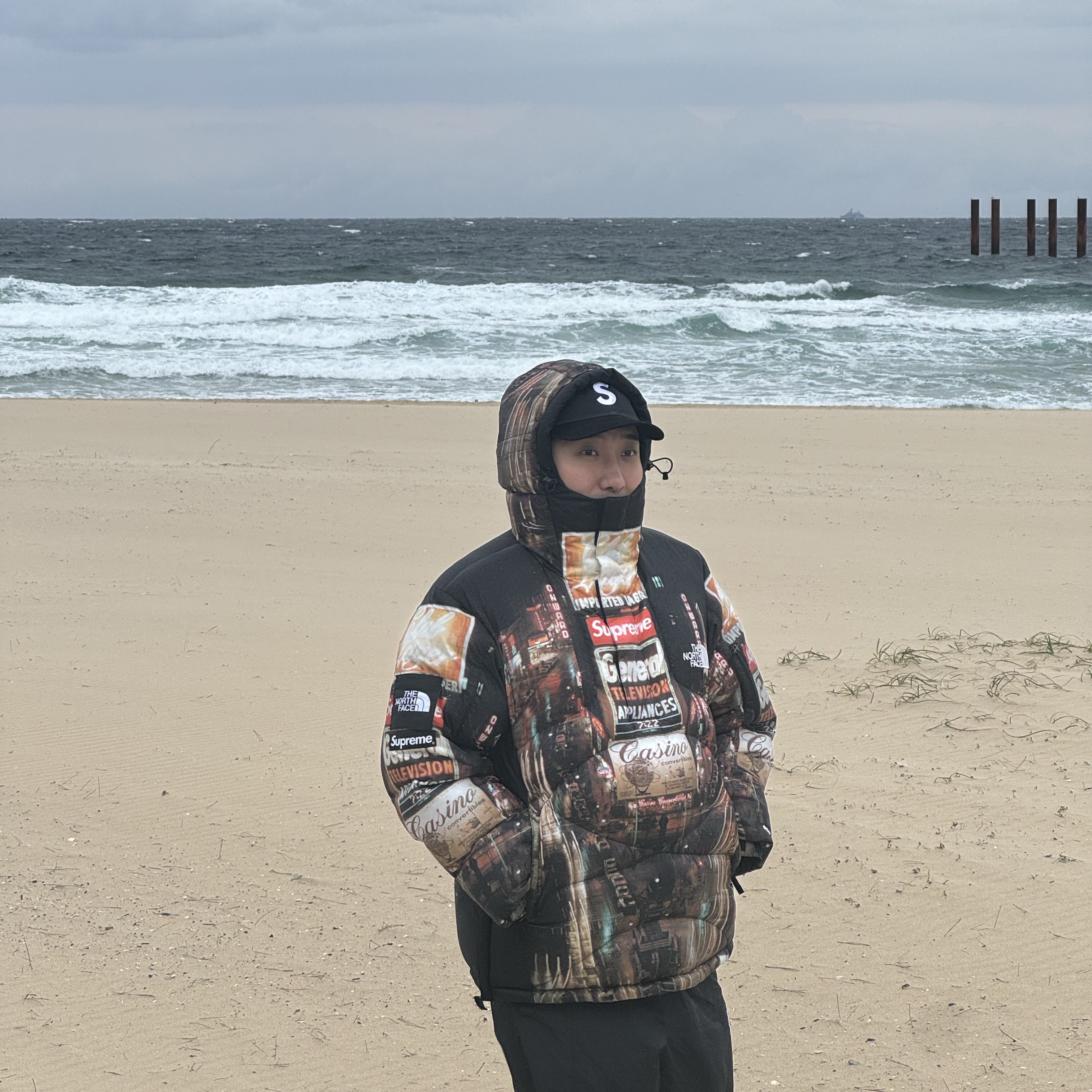 Supreme x The North Face 800-Fill Half Zip Hooded Pullover Times Square - 22FW, Supreme 2-Tone S Logo 6-Panel Black - 24SS 착용 스타일
