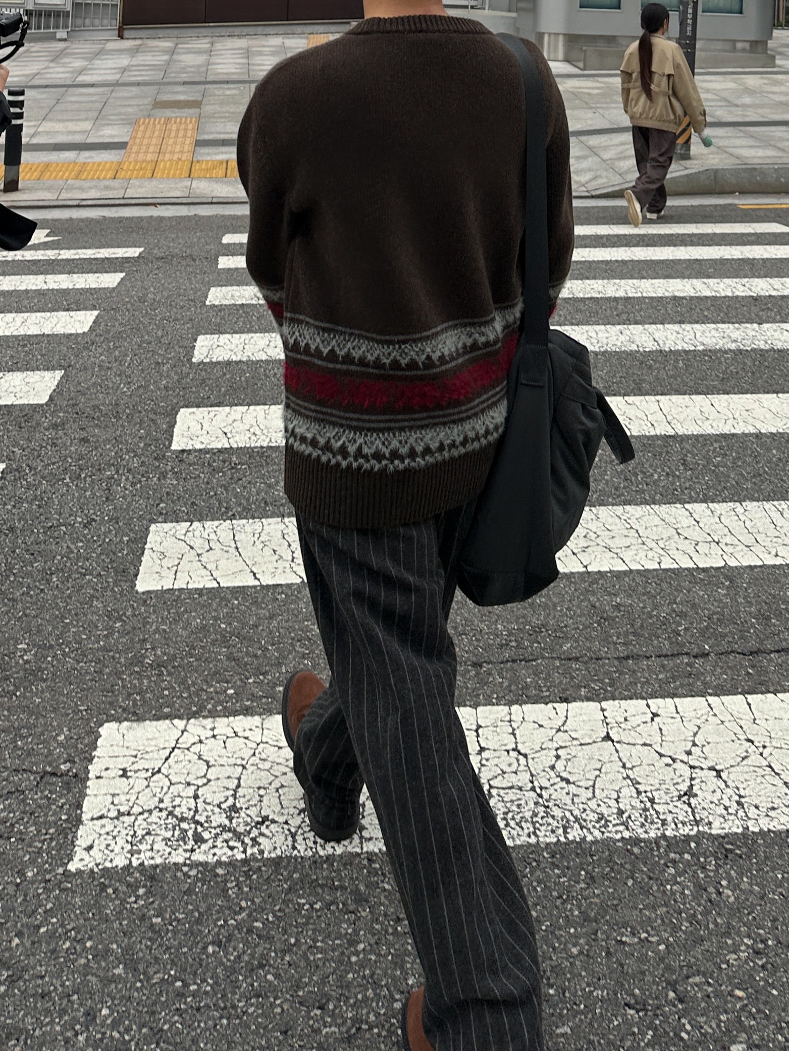 Uniqlo 2-Way Utility Bag Gray 착용 스타일 - 2