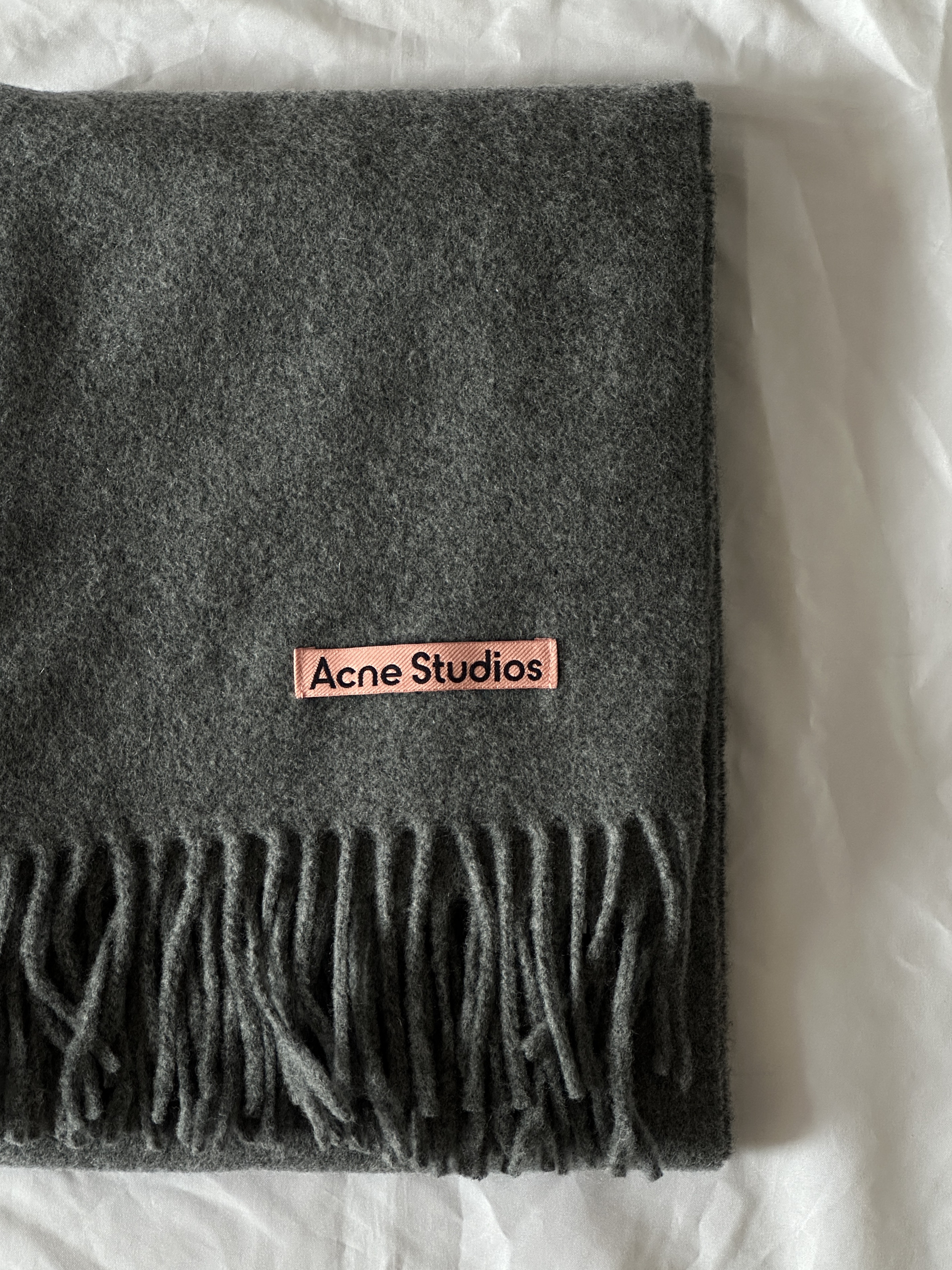 Acne Studios Narrow Wool Fringe Muffler Grey Melange 착용 스타일 - 1