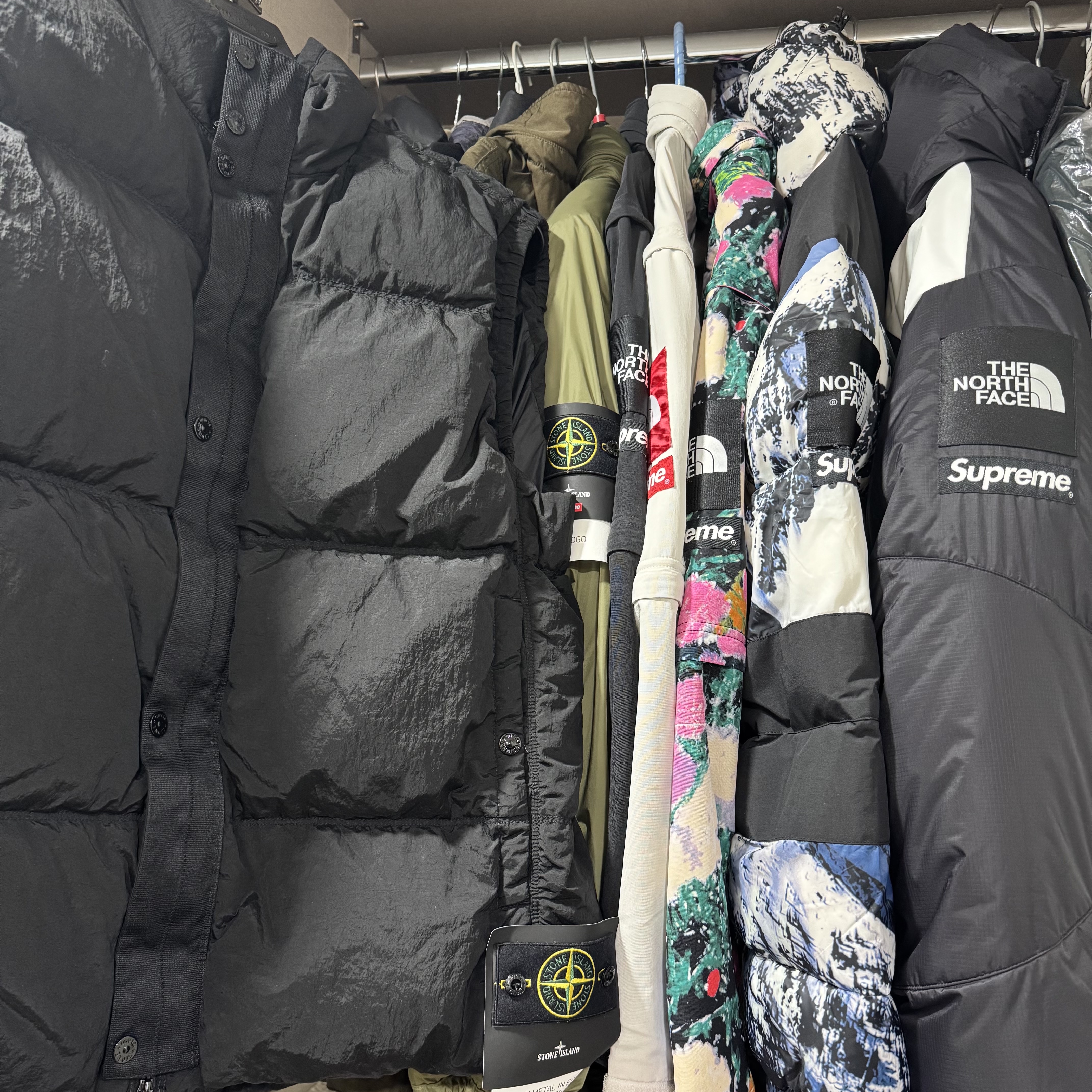 Stone Island G0419 Nylon Metal in Econyl Down Zip Vest with Anti Drop Black - 24FW, Supreme x Stone Island Reversible Down Puffer Jacket Olive - 23FW μ°©μ© μ€νμΌ