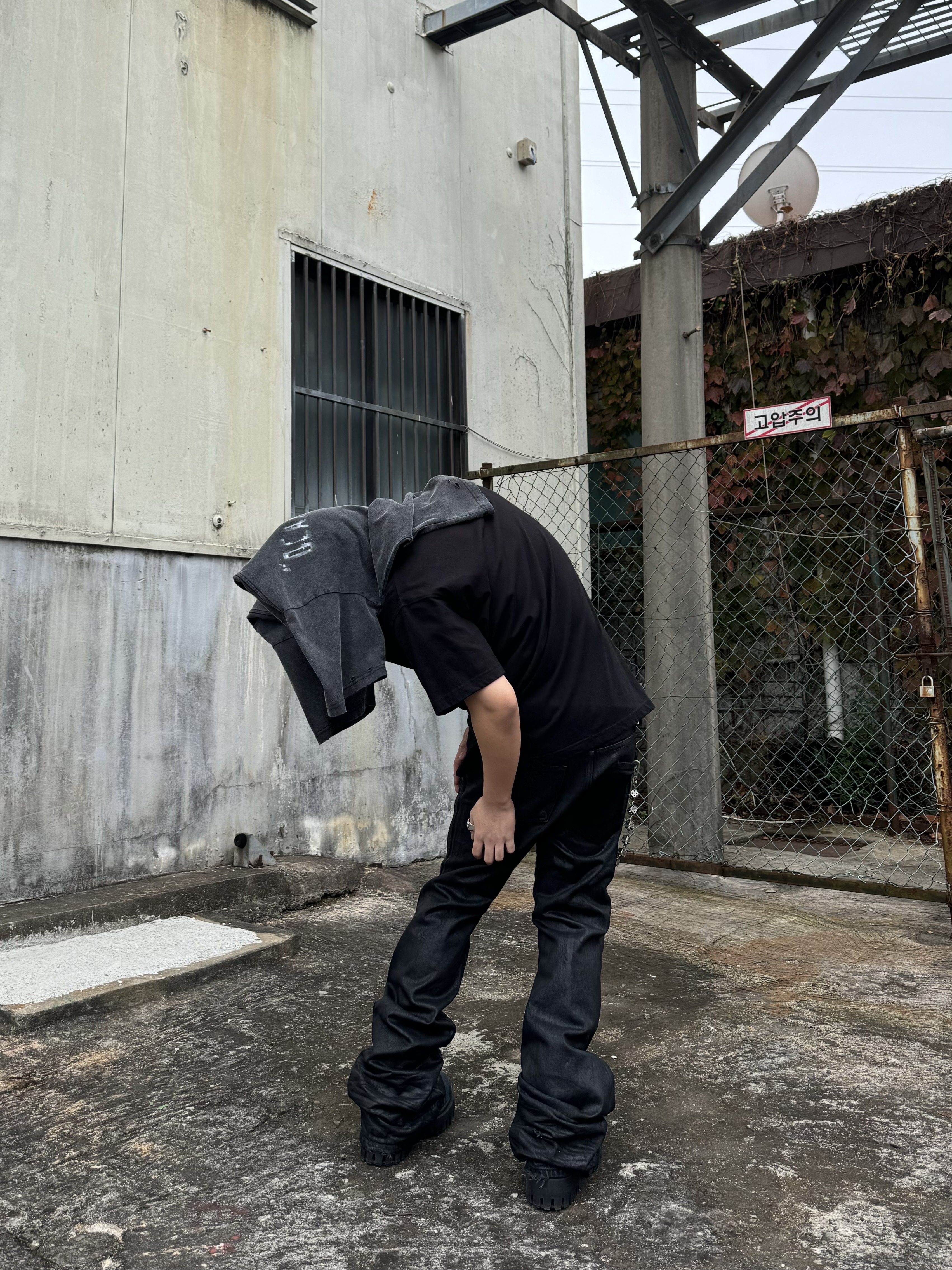 Balenciaga Combat Strike 20mm Boots Black, Undermycar x Emostanceclub Emoun Destroyed Cowhide Suede Red Stitch Denim Toreador - 23FW 착용 스타일 - 4