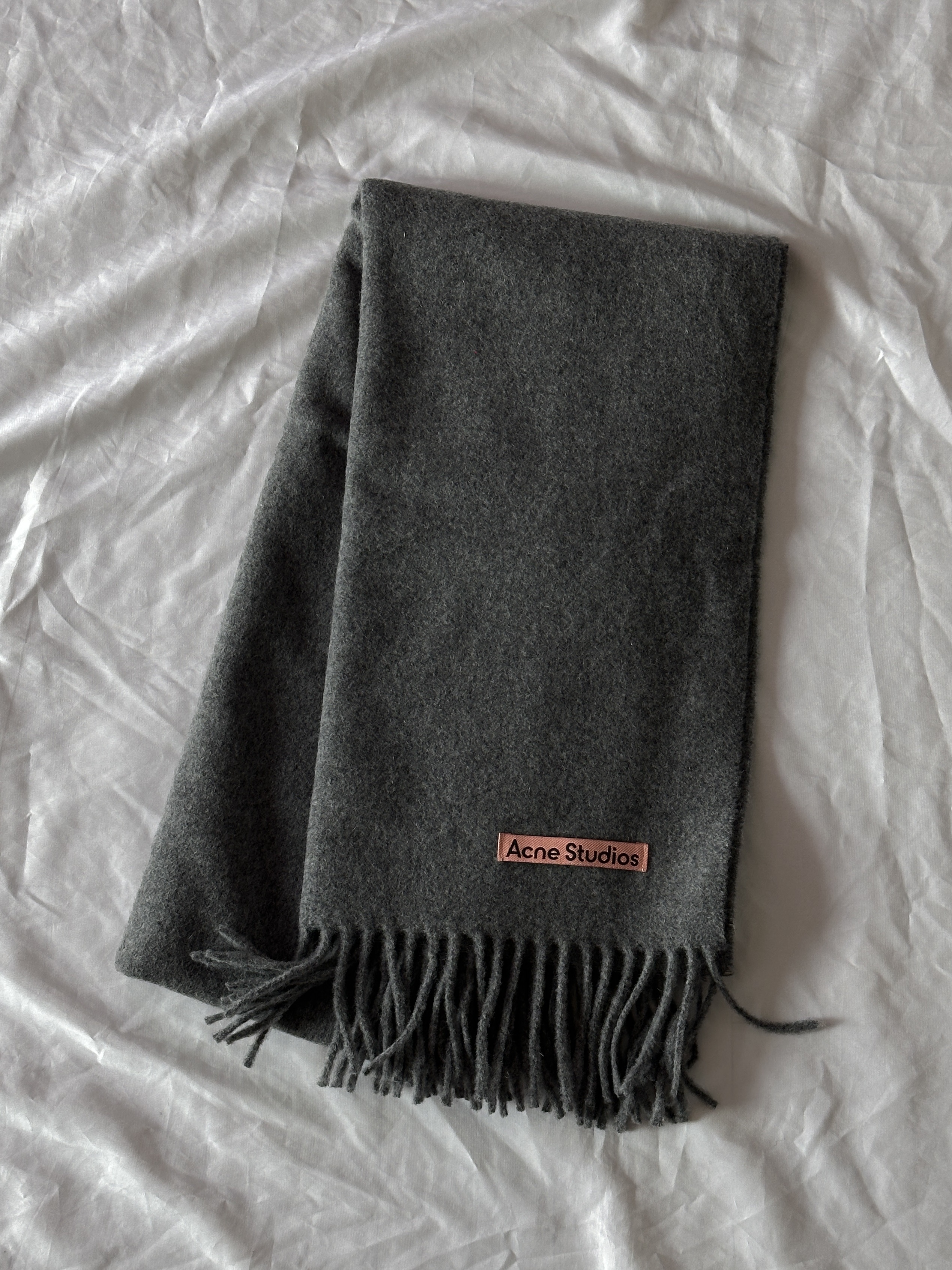 Acne Studios Narrow Wool Fringe Muffler Grey Melange 착용 스타일 - 2
