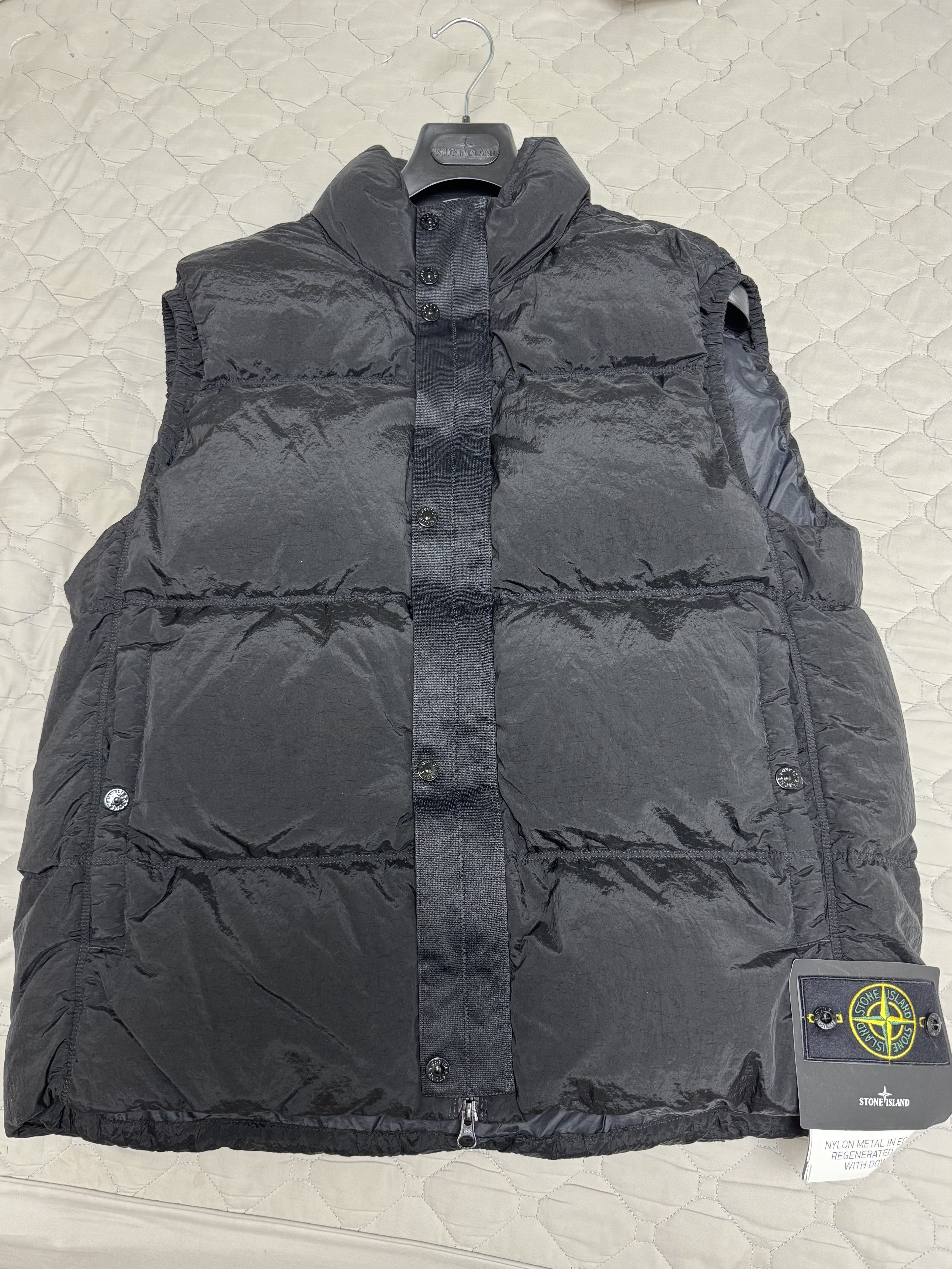 Stone Island G0419 Nylon Metal in Econyl Down Zip Vest with Anti Drop Black - 24FW 착용 스타일 - 1